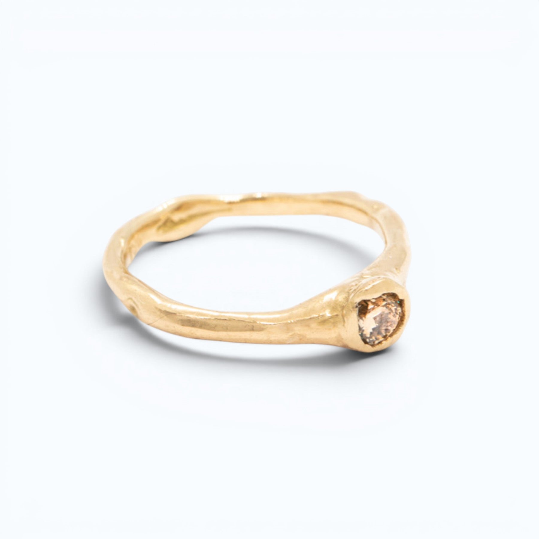 verve engagement ring in 18 ct yellow gold with 0.29 ct champagne diamond, product image side view, INNAN Jewellery Berlin