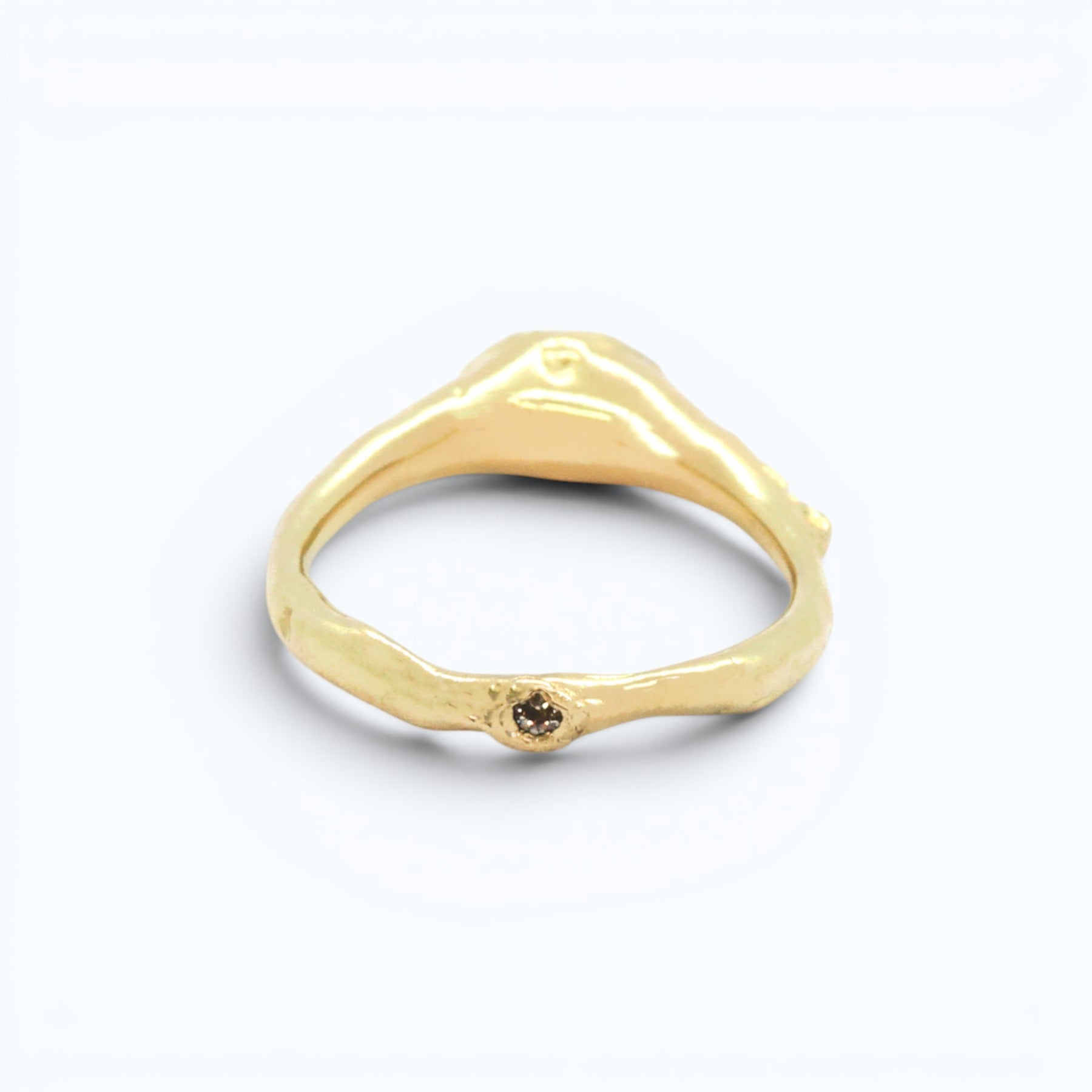 gaer engagement ring in 18 ct yellow gold with 0.5 ct natural oval-cut emerald and 3 small matching emeralds on the side, product image, INNAN Jewellery Berlin
