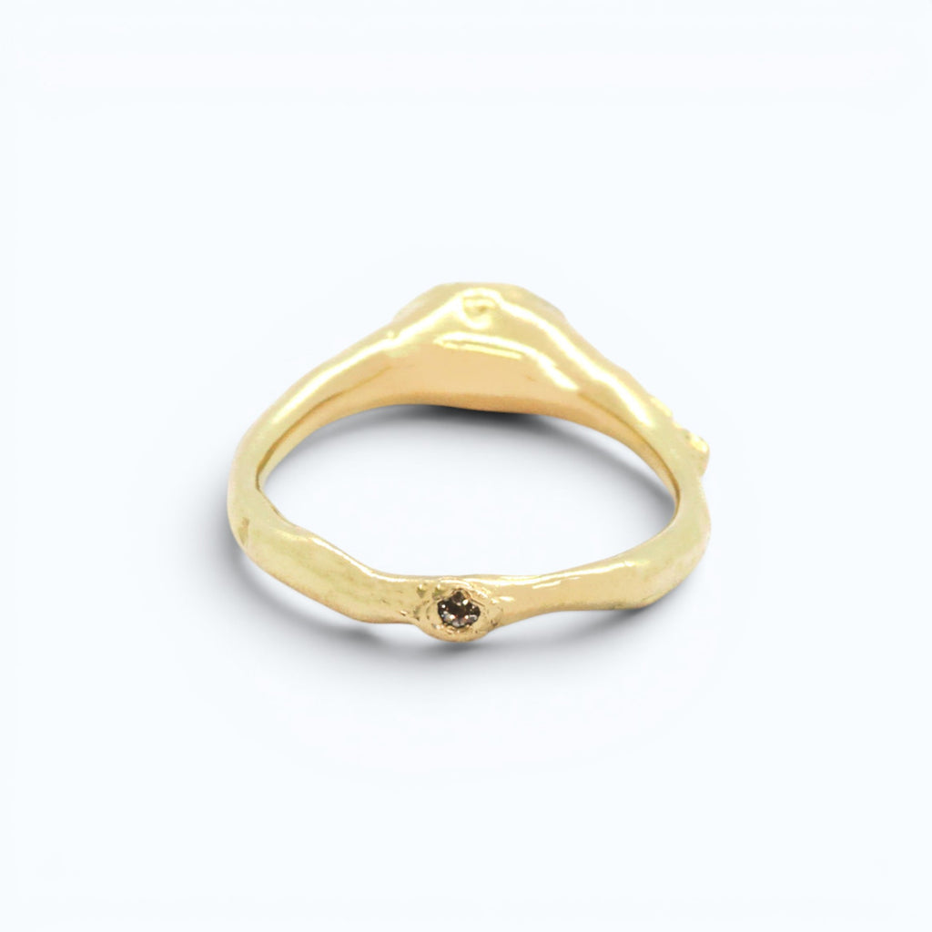 gaer engagement ring in 18 ct yellow gold with 0,02 ct champagne diamond at teh back, product image back view, INNAN Jewellery Berlin