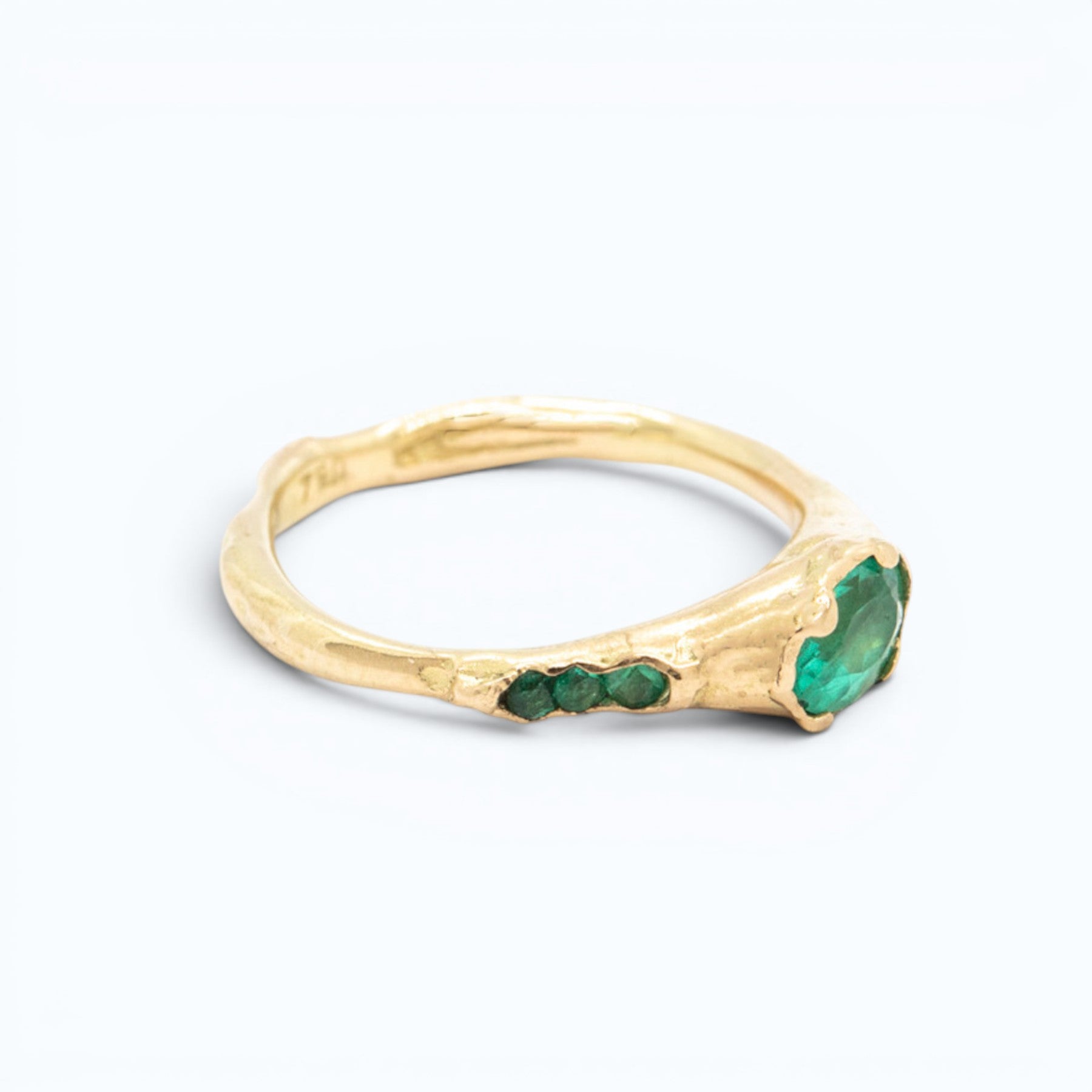 gaer engagement ring in 18 ct yellow gold with 0.5 ct natural oval-cut emerald and 3 small matching emeralds on the side, product image side view, INNAN Jewellery Berlin