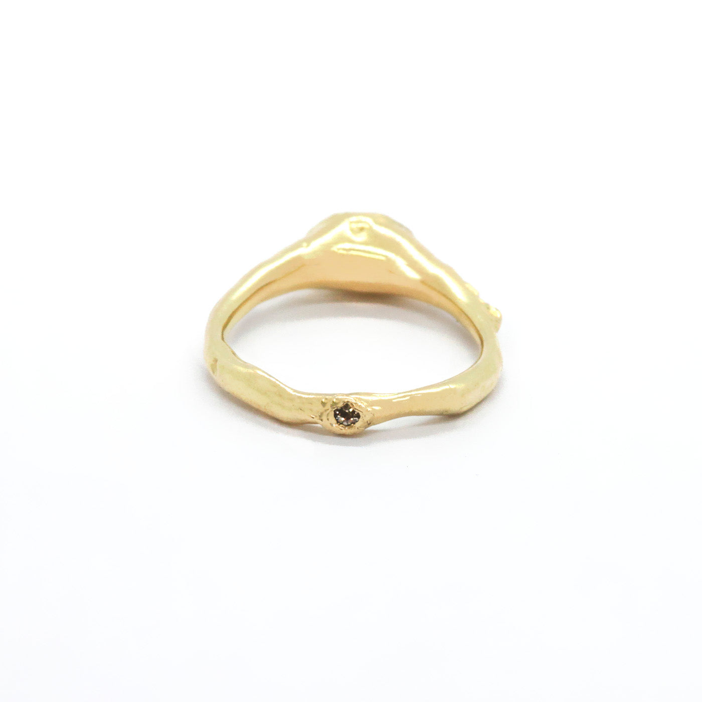 Gaer ring for her yellow gold emeralds champagne diamond innan jewellery independent atelier berlin in stock