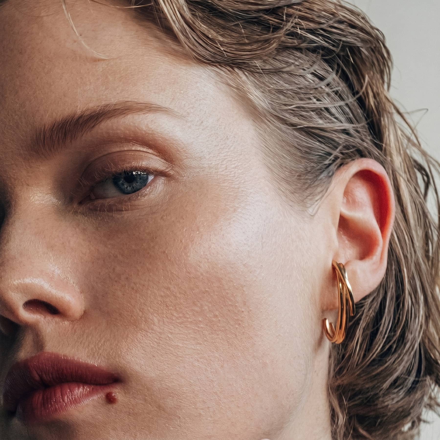 drift earrings in silver, worn on ear with flow ear cuffs, INNAN Jewellery Berlin