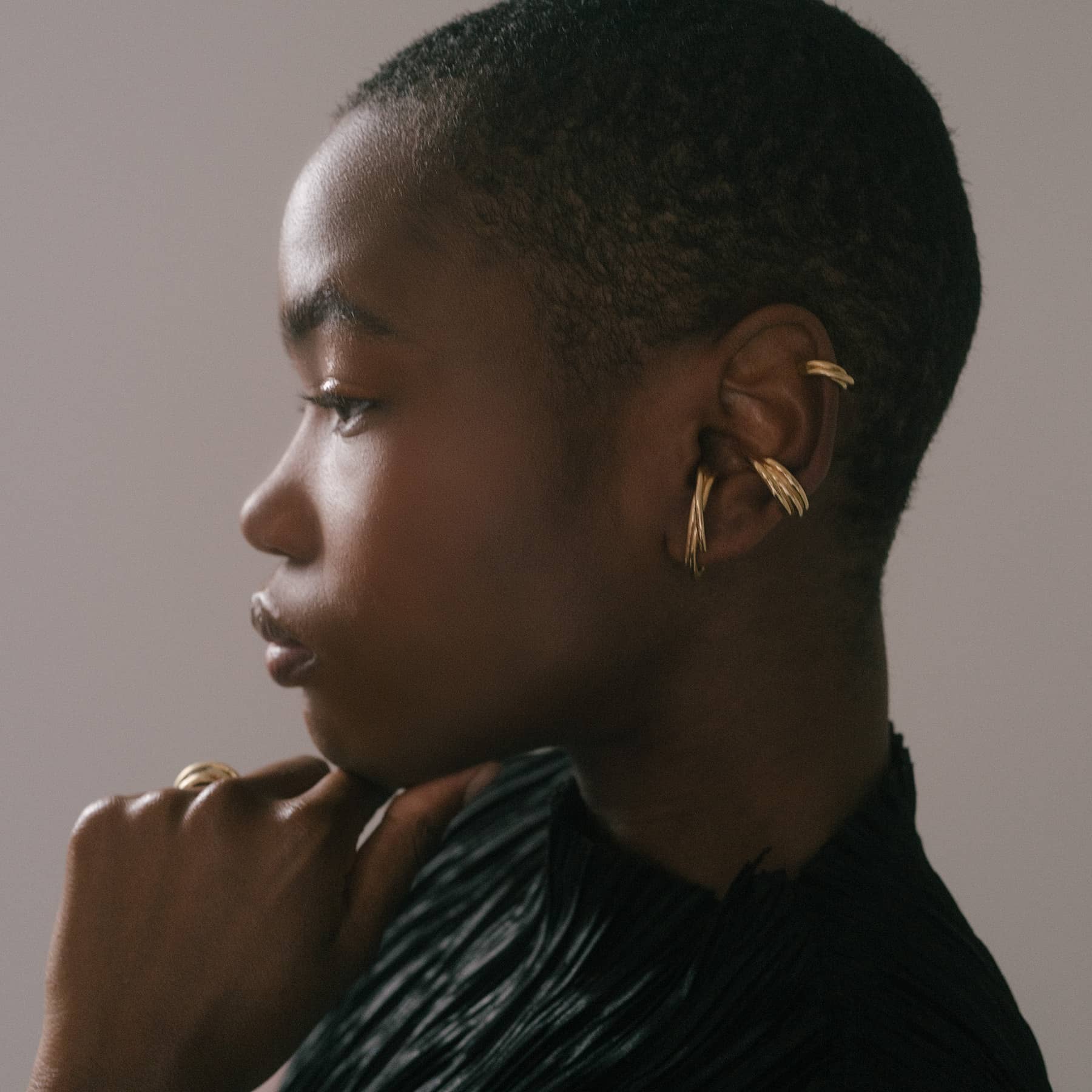 drift earrings in silver, worn on ear with flow ear cuffs, INNAN Jewellery Berlin