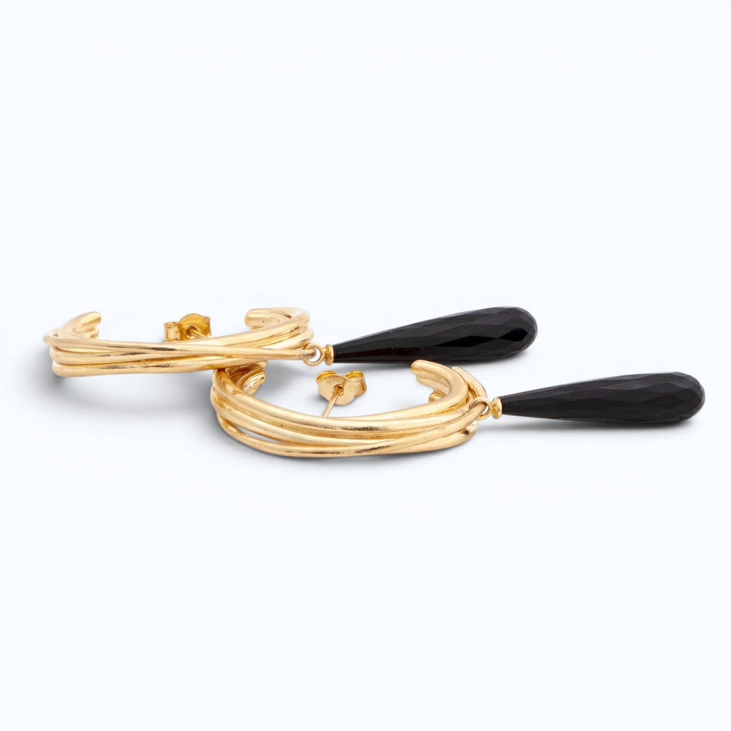 golden linn drop earrings in goldplated silver with black onyx drops, product image, INNAN Jewellery Berlin
