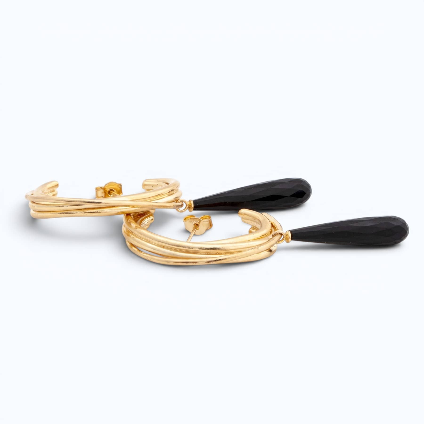 golden linn drop earrings in goldplated silver with black onyx drops, product image, INNAN Jewellery Berlin
