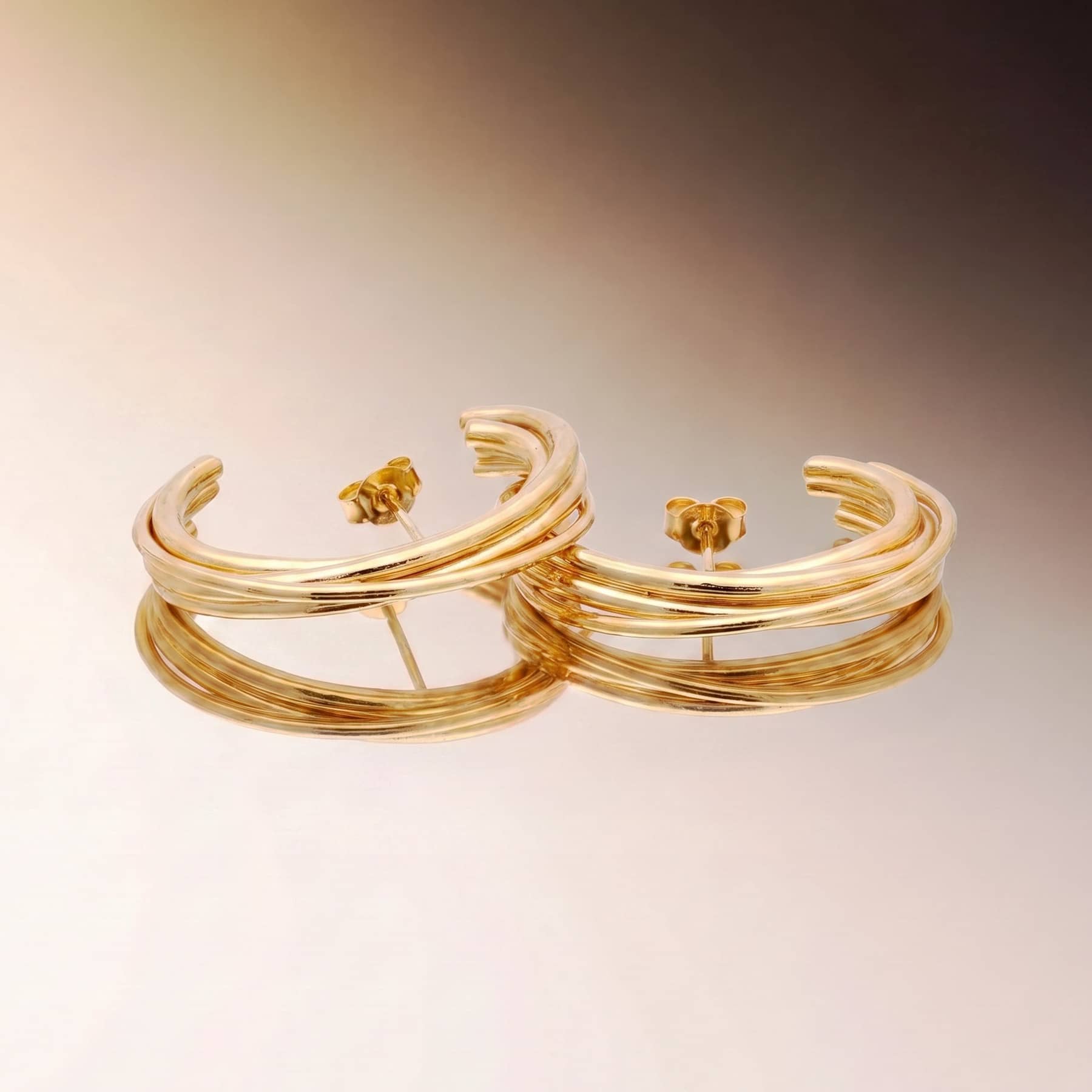 golden linn earrings in goldplated silver, worn on ear, INNAN Jewellery Berlin