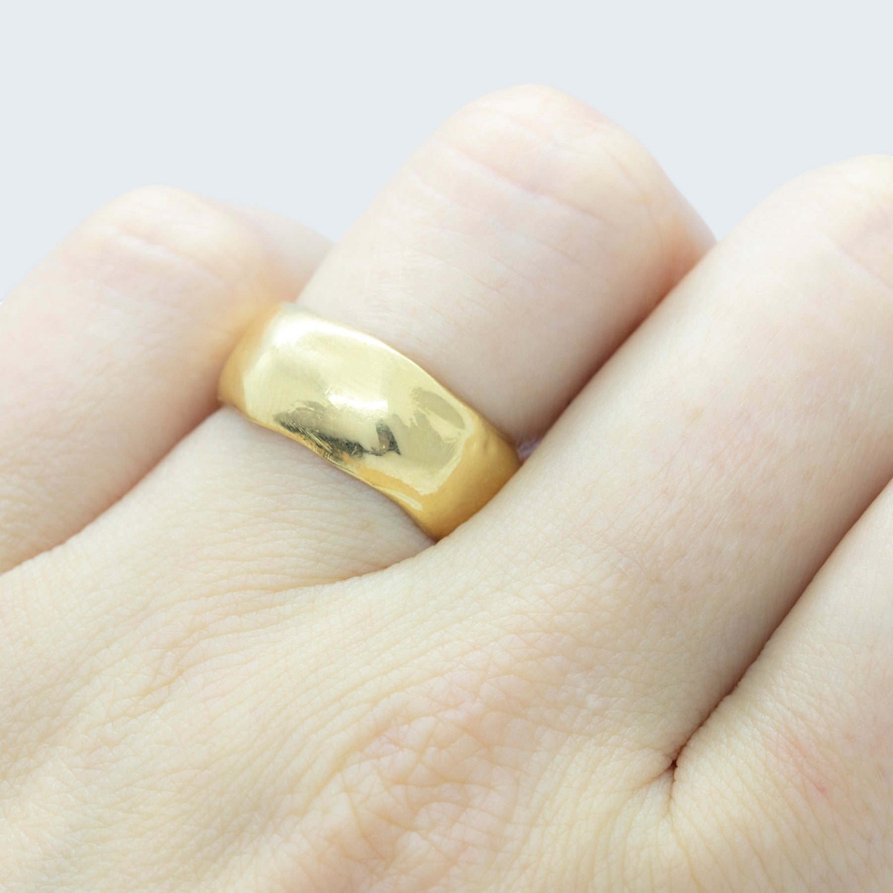 lada wedding ring for her in yellow gold, product image front view, INNAN Jewellery Berlin