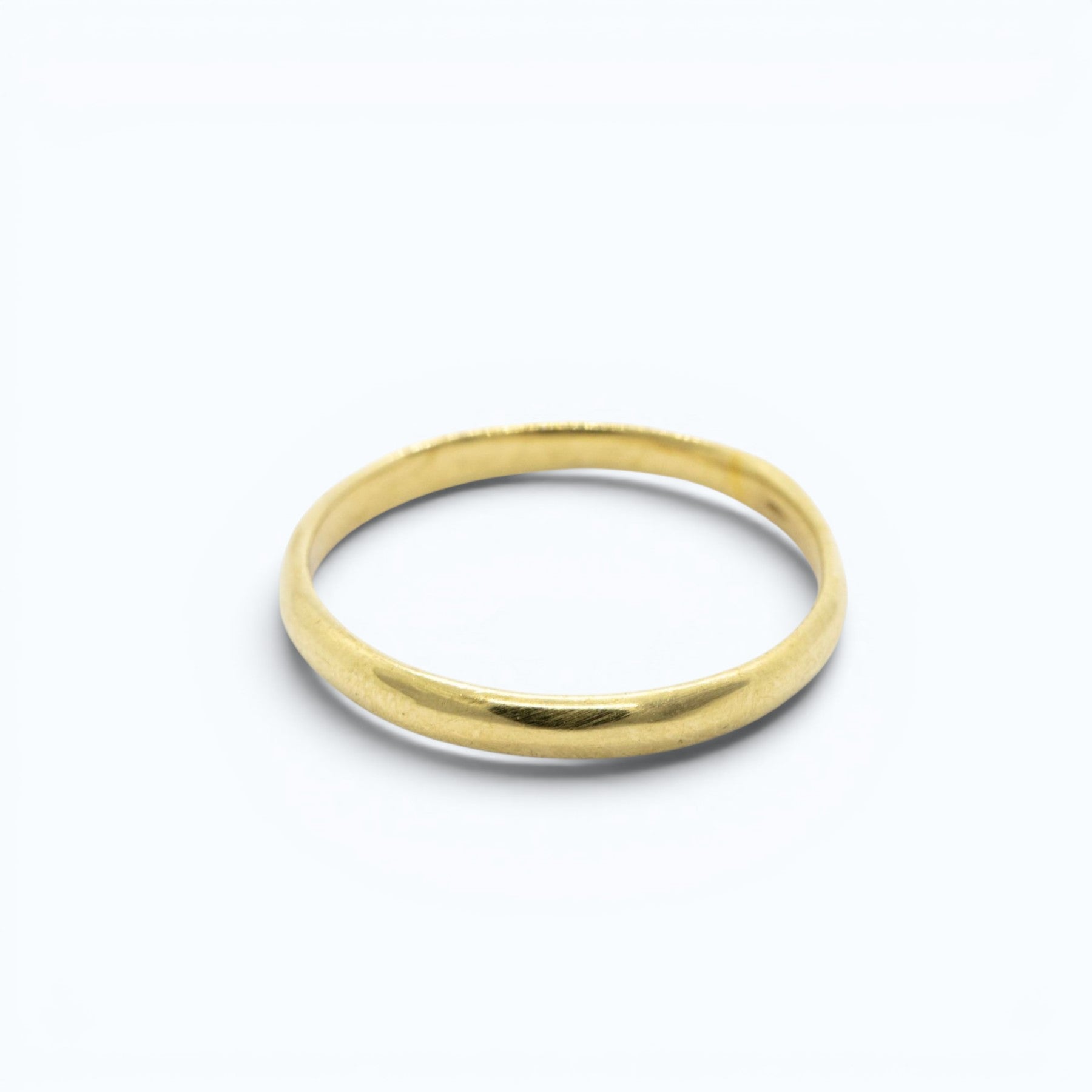 lea wedding ring for him in yellow gold, product image front view, INNAN Jewellery Berlin
