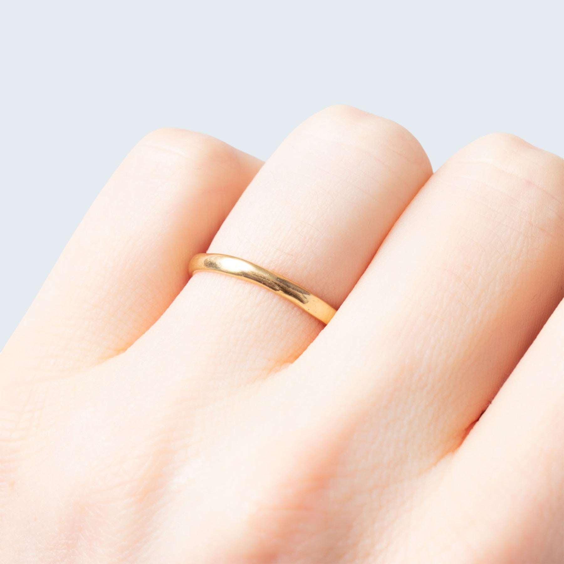 lea wedding ring for him in yellow gold, product image front view, INNAN Jewellery Berlin