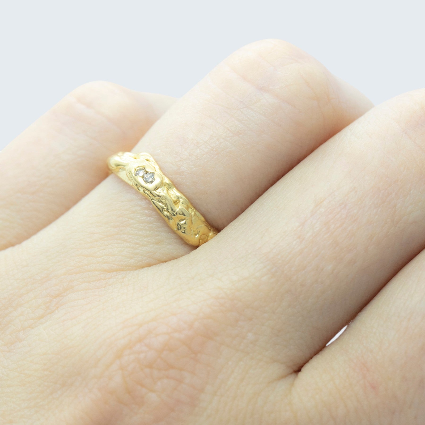 pele wedding ring for her in yellow gold with champagne diamonds, product image front view, INNAN Jewellery Berlin