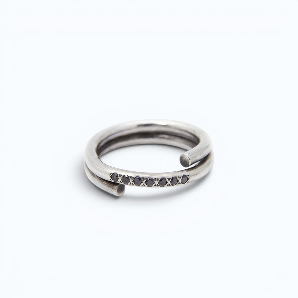 chaotic petite infinity ring in silver with black diamonds, product image, INNAN Jewellery Berlin