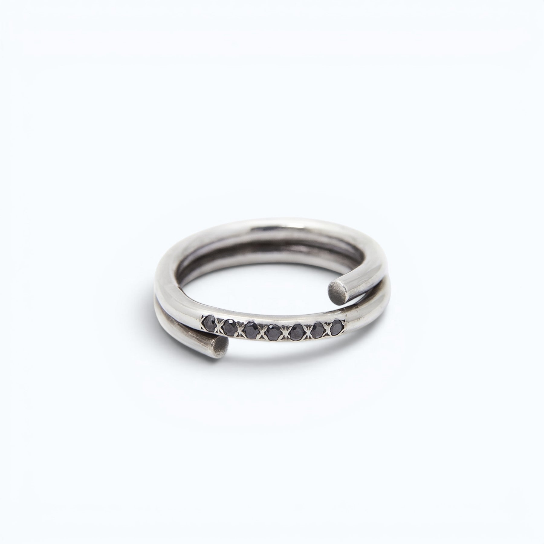 chaotic petite infinity ring in silver with black diamonds, product image, INNAN Jewellery Berlin