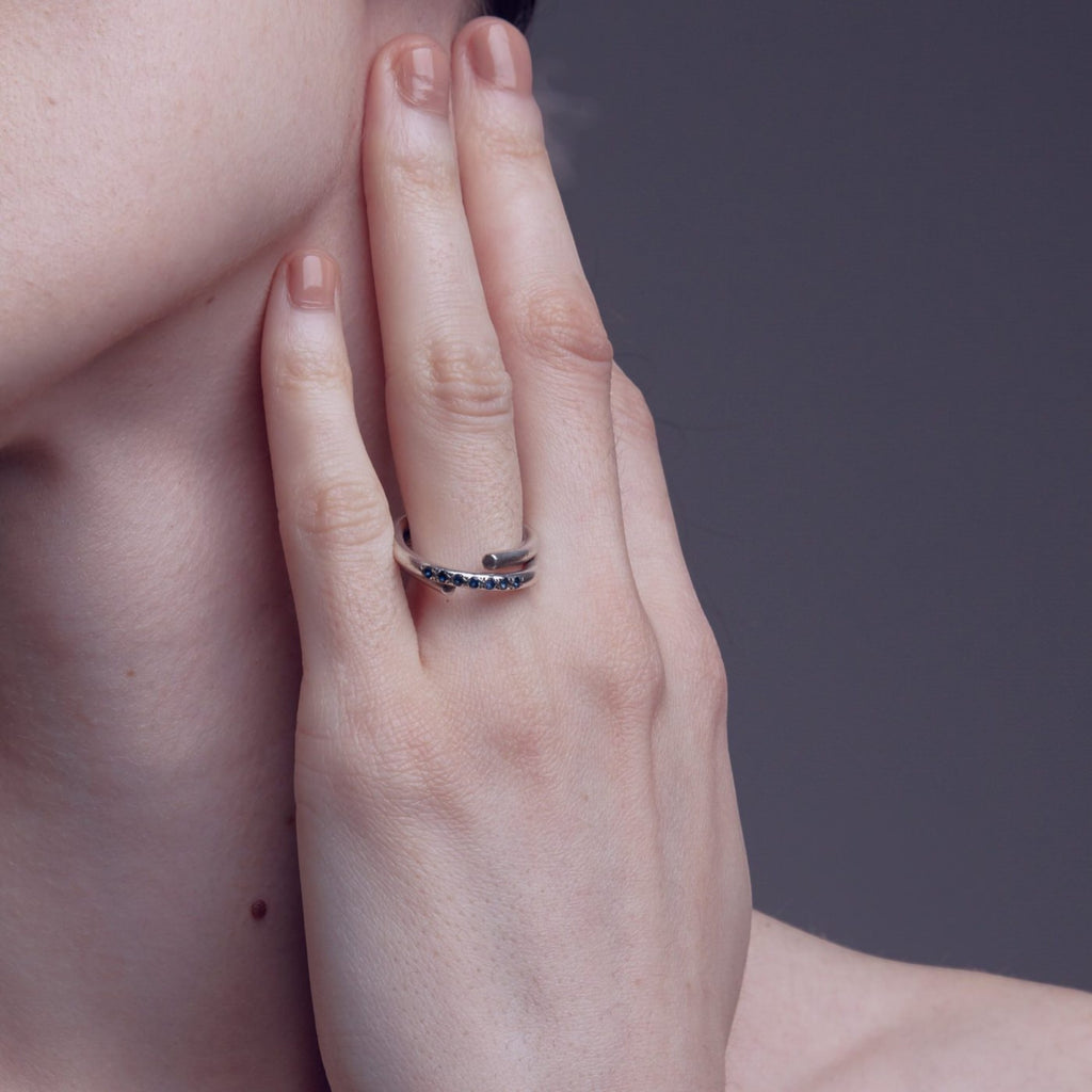 chaotic petite infinity ring in silver with blue sapphires, worn, INNAN Jewellery Berlin