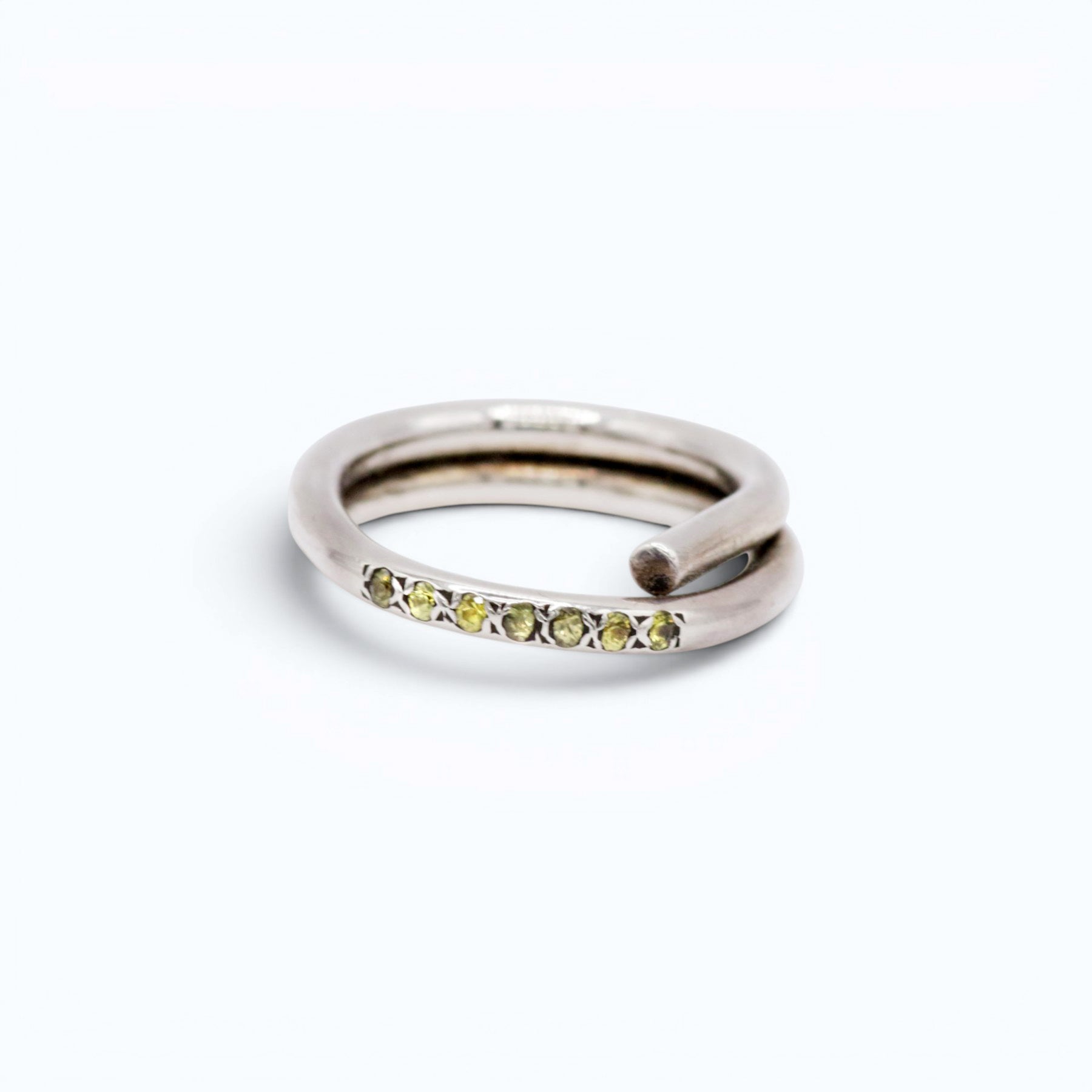 chaotic petite infinity ring in silver with blue sapphires, product image, INNAN Jewellery Berlin