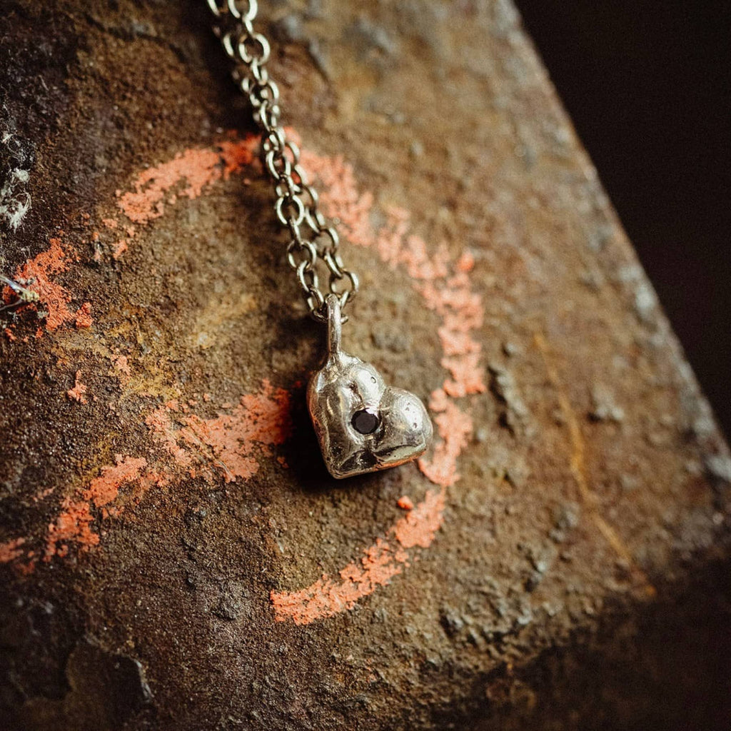 petite desire pendant necklace in silver with black diamond, product image close-up, INNAN Jewellery Berlin