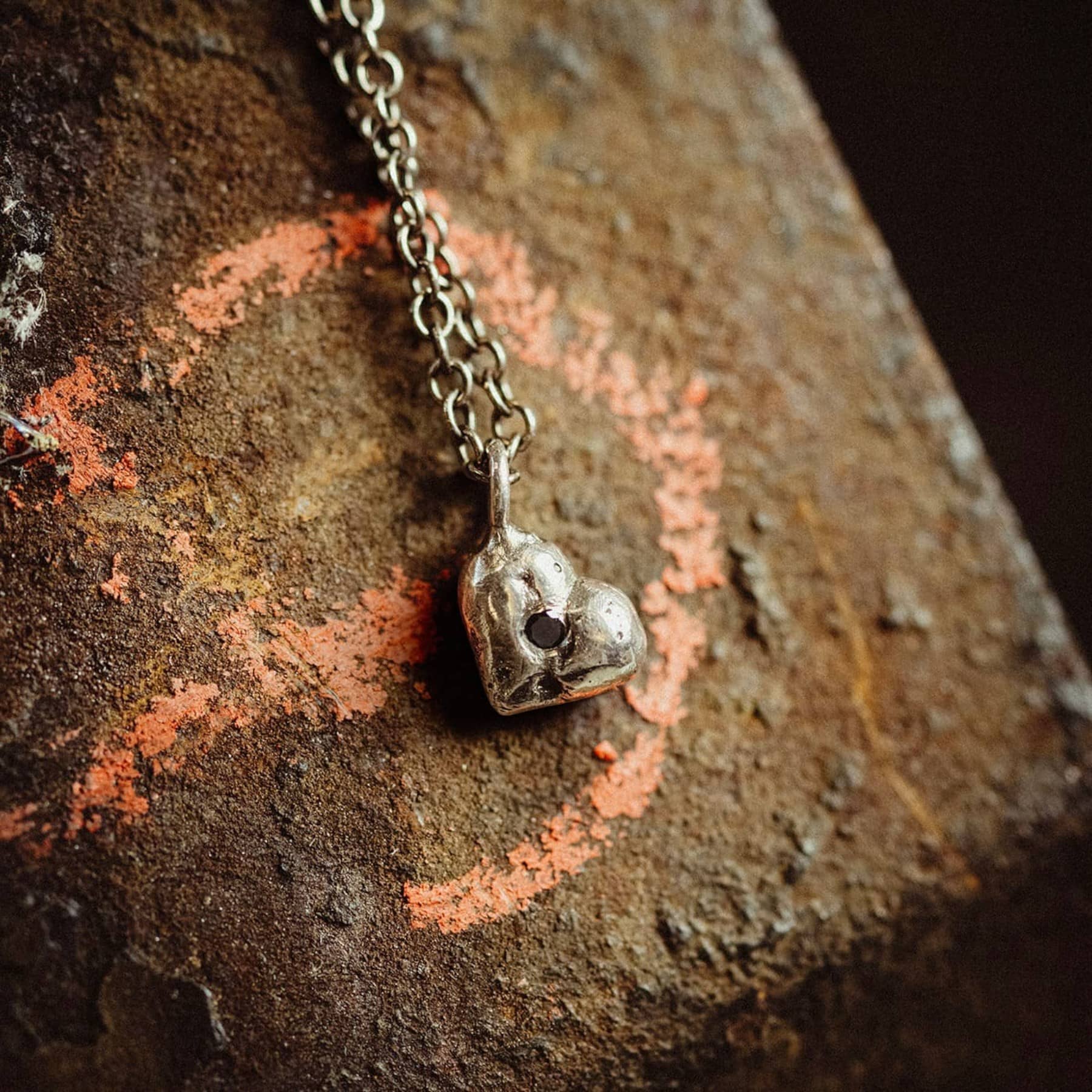 petite desire pendant necklace in silver with black diamond, product image close-up, INNAN Jewellery Berlin