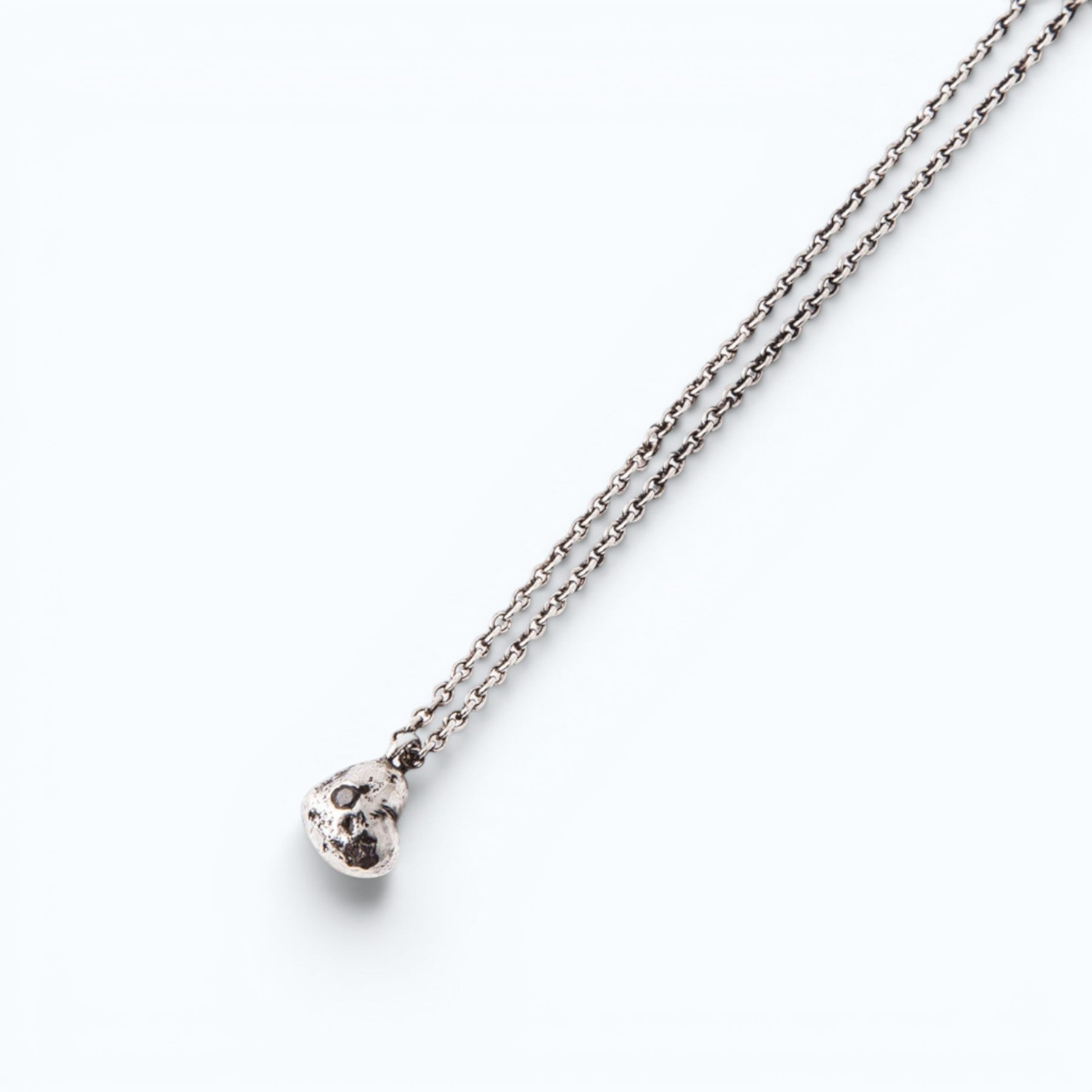 petite desire pendant necklace in silver with black diamond, product image close-up, INNAN Jewellery Berlin