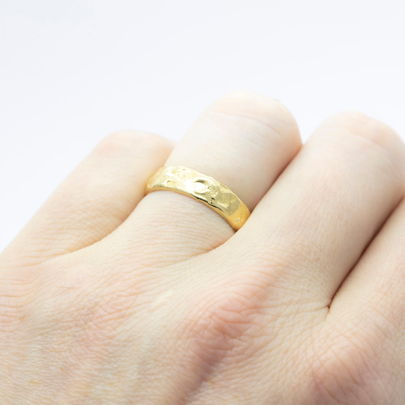 Ring Aine Wedding Band for Him 14ct or 18ct yellow gold product view innan jewellery independent atelier berlin