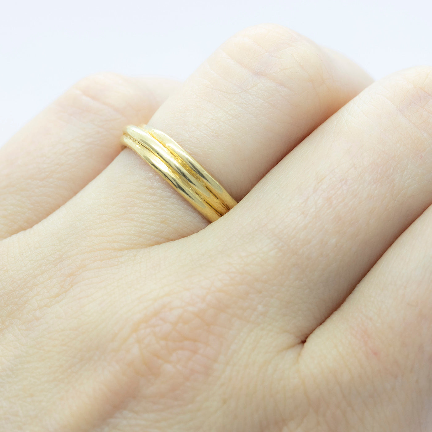 Ring Embrace Wedding Band for Her 14ct or 18ct yellow gold product side view innan jewellery independent atelier berlin