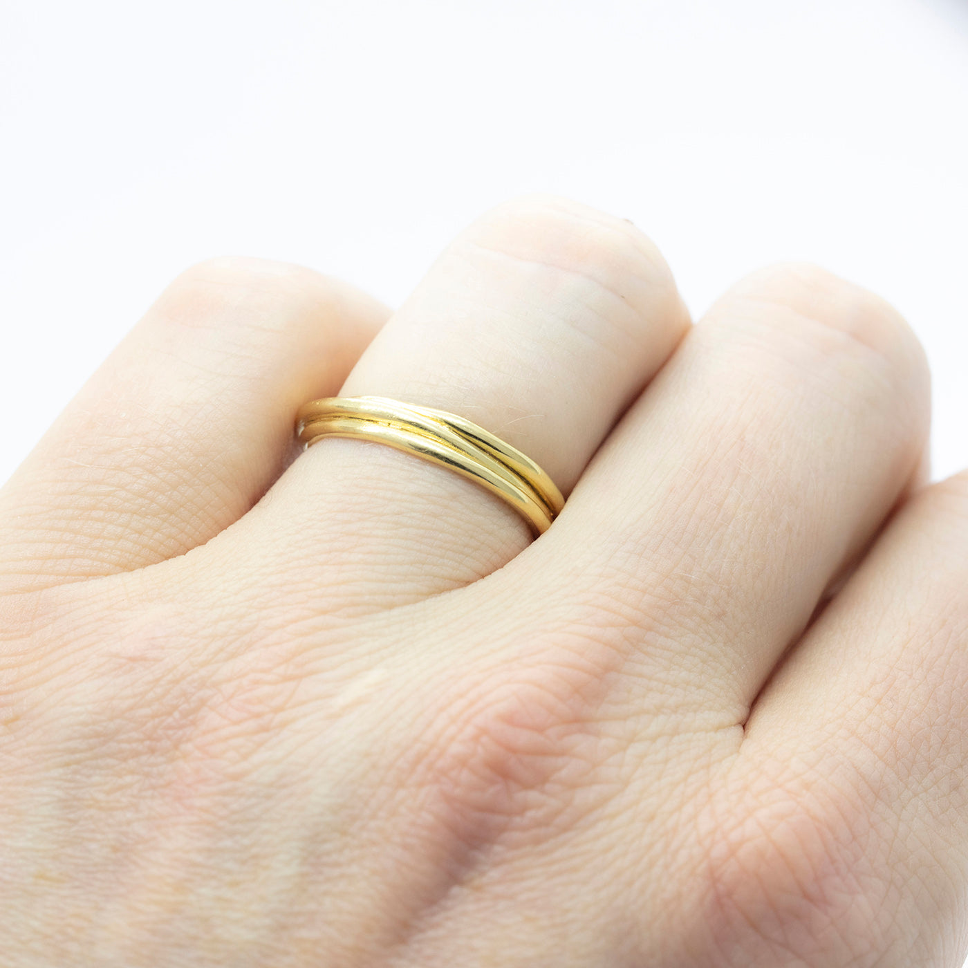 Ring Embrace Wedding Band for Him 14ct or 18ct yellow gold product view innan jewellery independent atelier berlin
