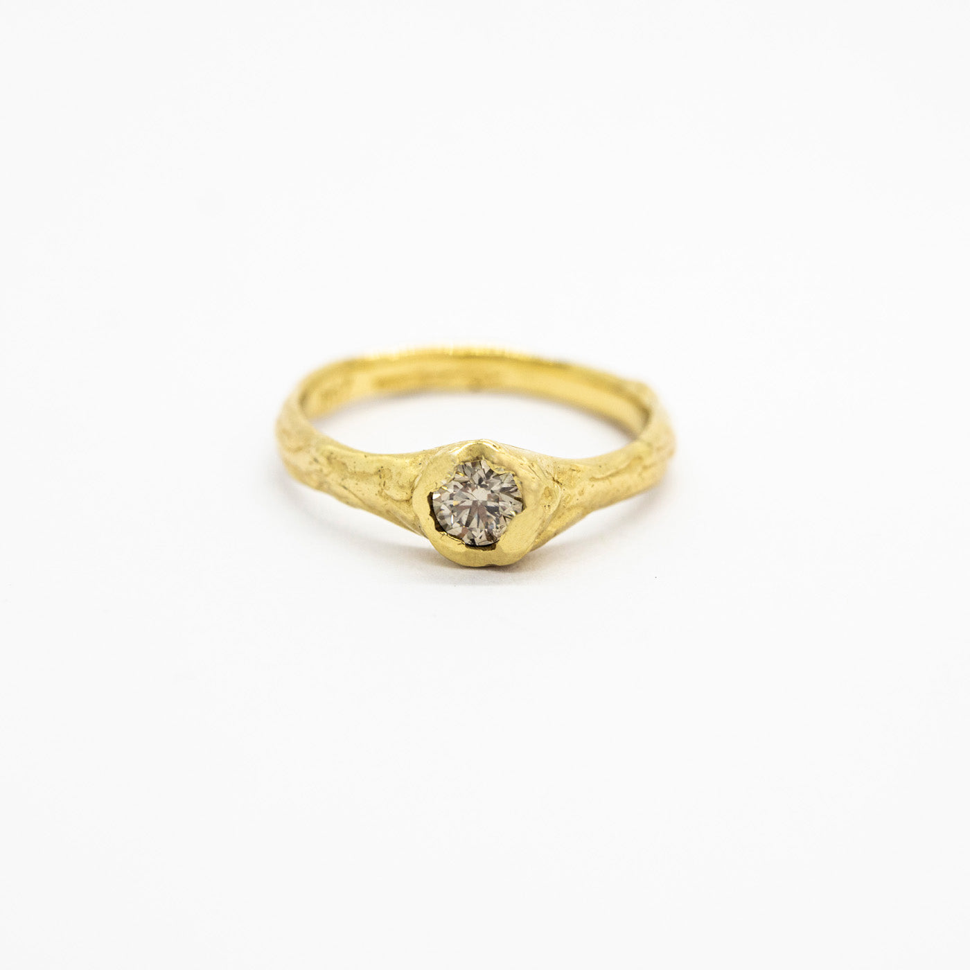 Ring Verve 14ct or 18ct yellow gold champagne diamond front product view innan independent jewellery atelier berlin