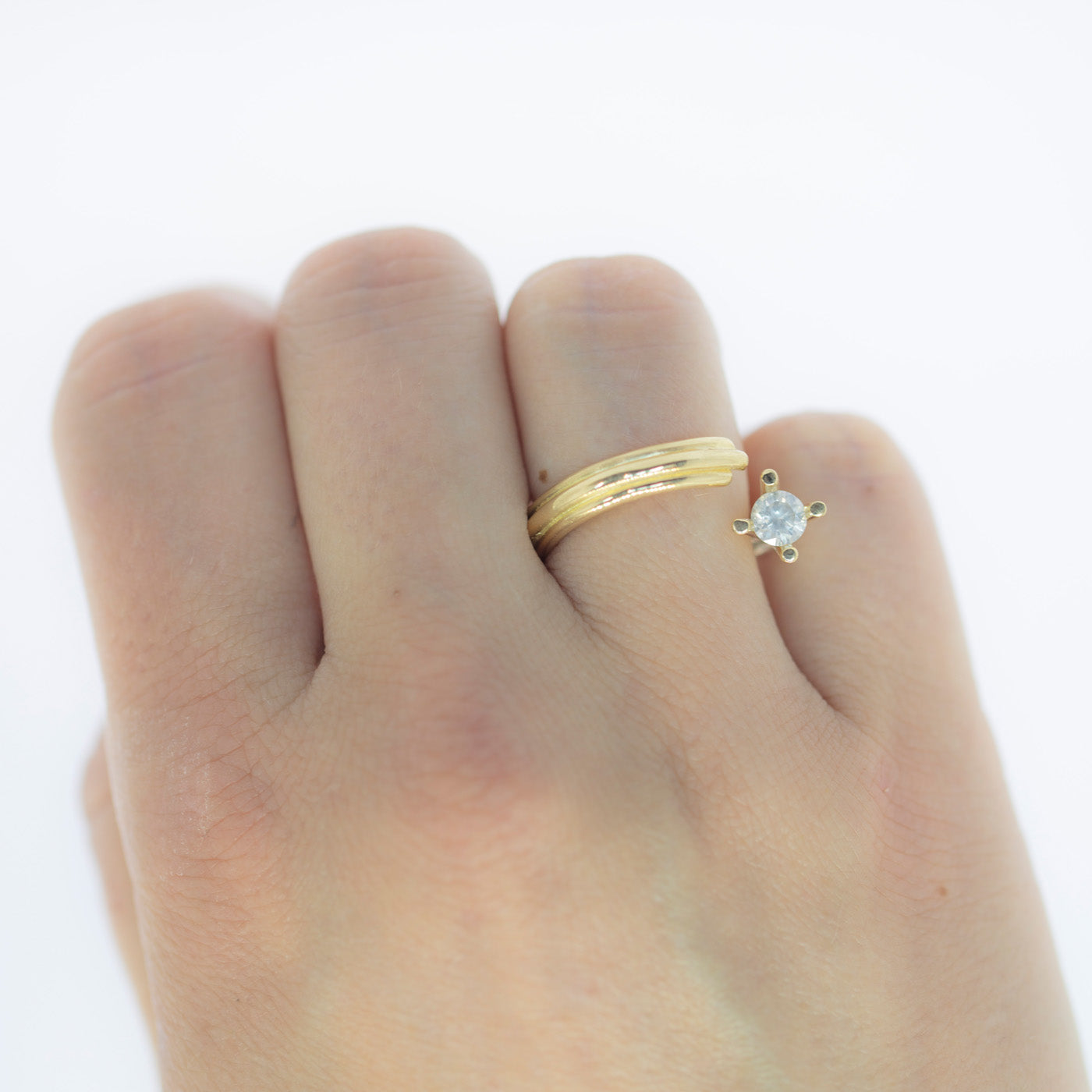 Ring Vortex 18 ct yellow gold 0.43 ct opalescent white diamond innan jewellery independent atelier berlin