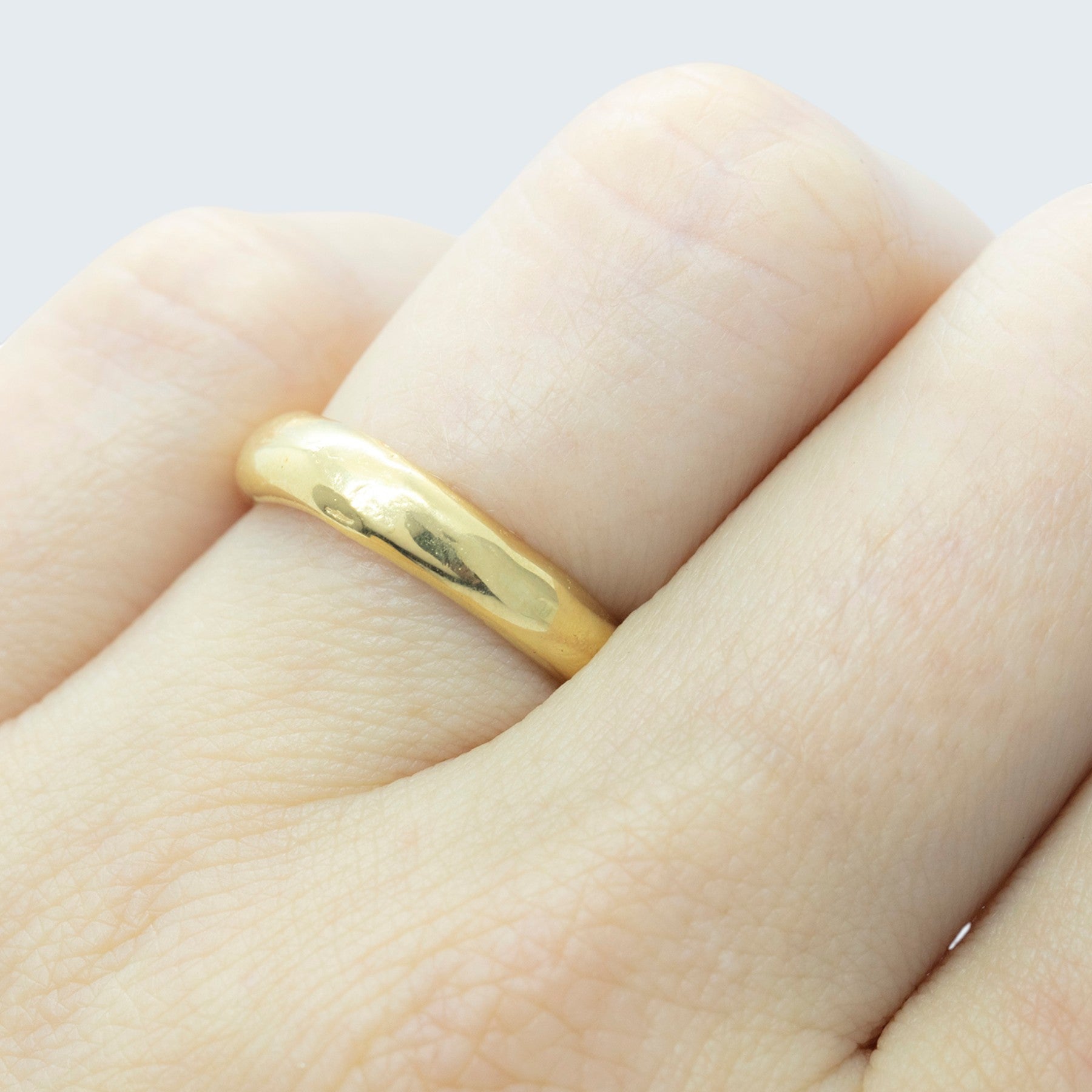 tara wedding ring for her in yellow gold, worn, INNAN Jewellery Berlin