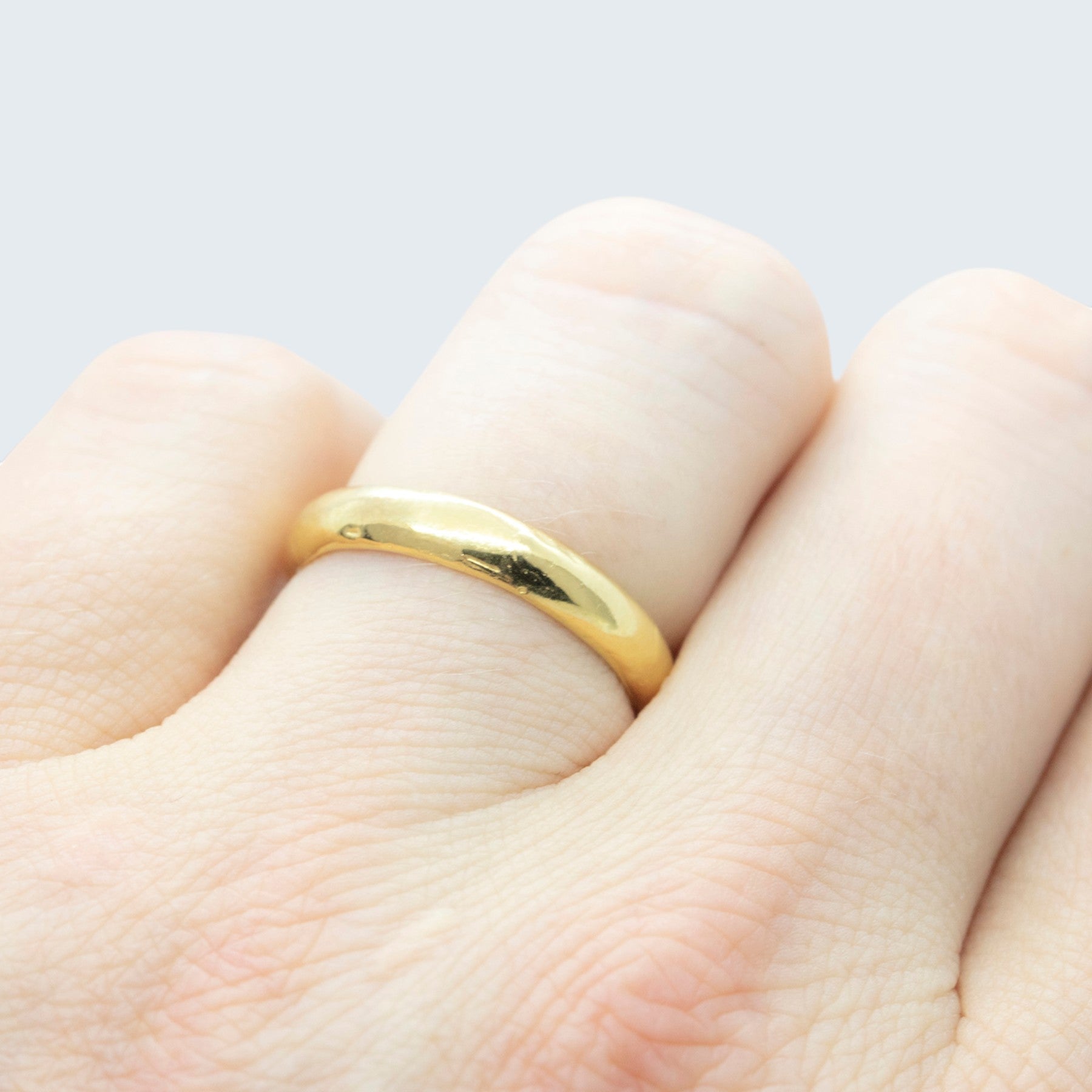 tara wedding ring for him in yellow gold, worn, INNAN Jewellery Berlin