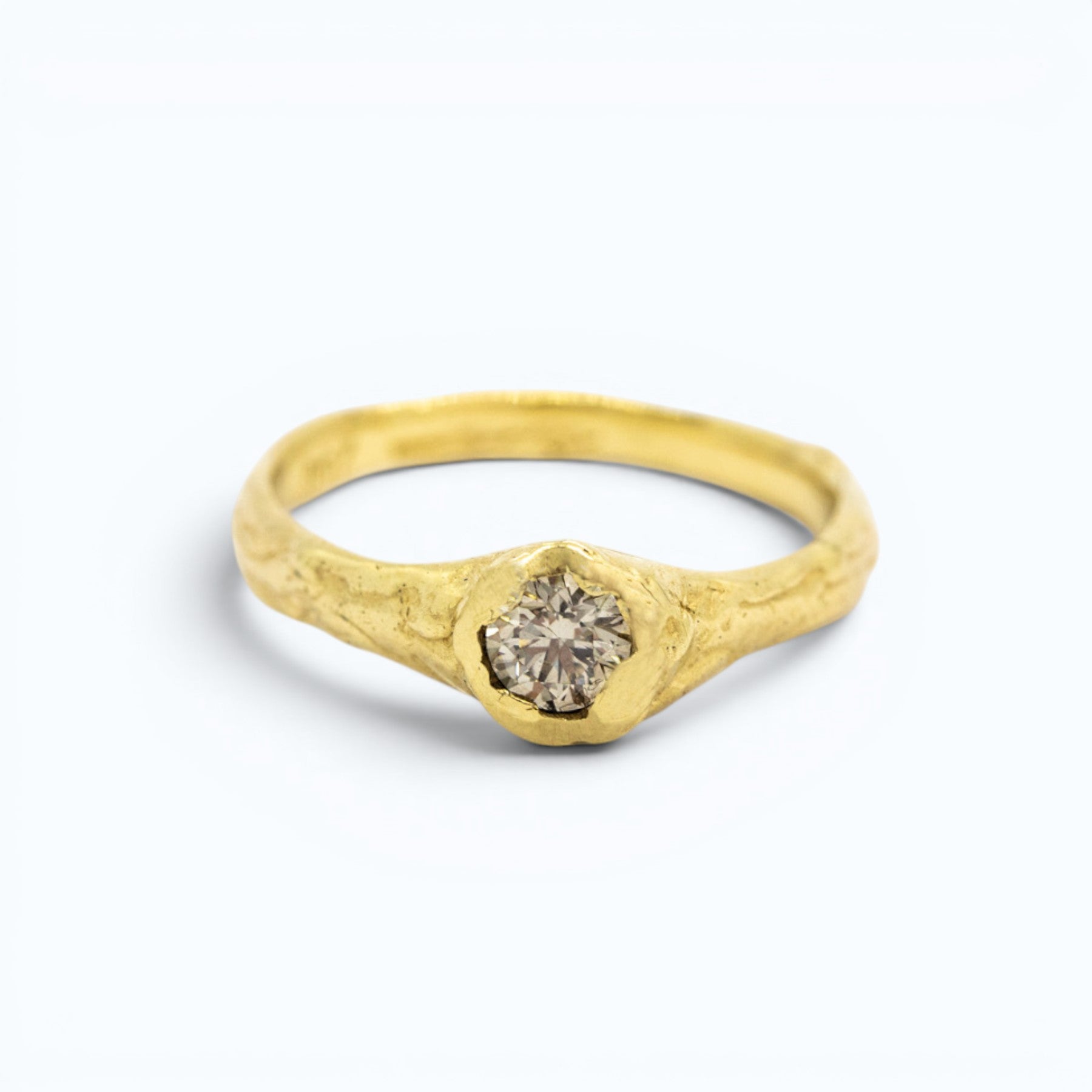 verve engagement ring in yellow gold with 0.29 ct champagne diamond, product image front view, INNAN Jewellery Berlin