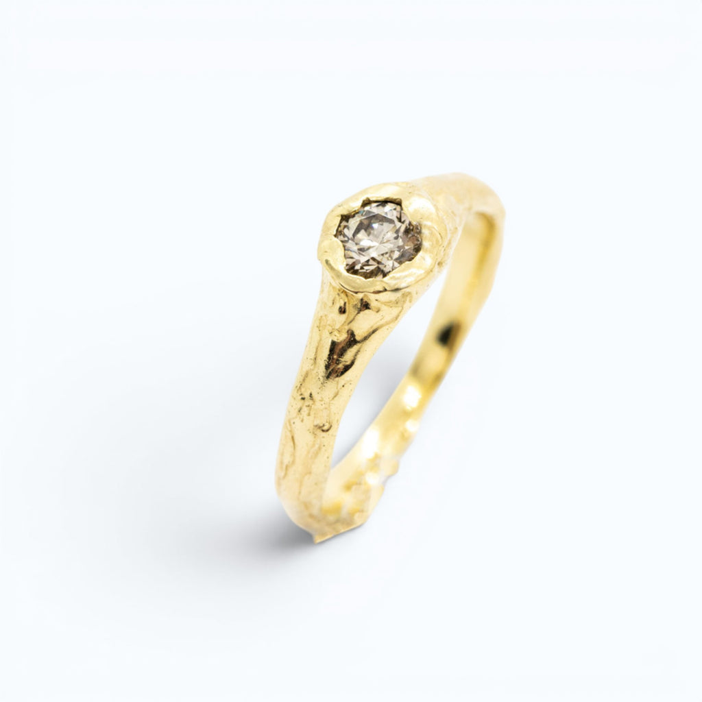 verve engagement ring in yellow gold with 0.29 ct champagne diamond, product image side view, INNAN Jewellery Berlin