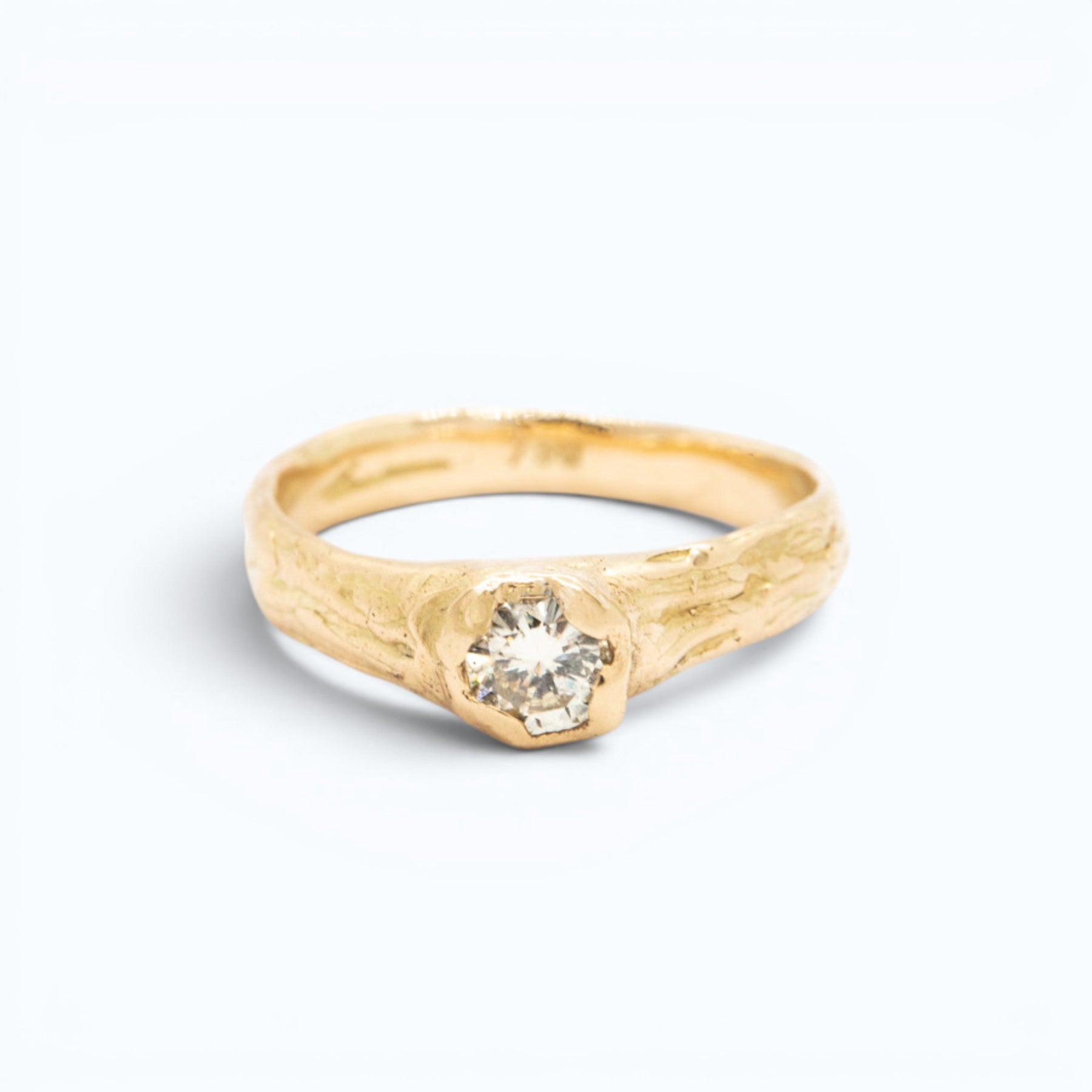verve engagement ring in 18 ct yellow gold with 0.32 ct light-yellow diamond, product image, INNAN Jewellery Berlin