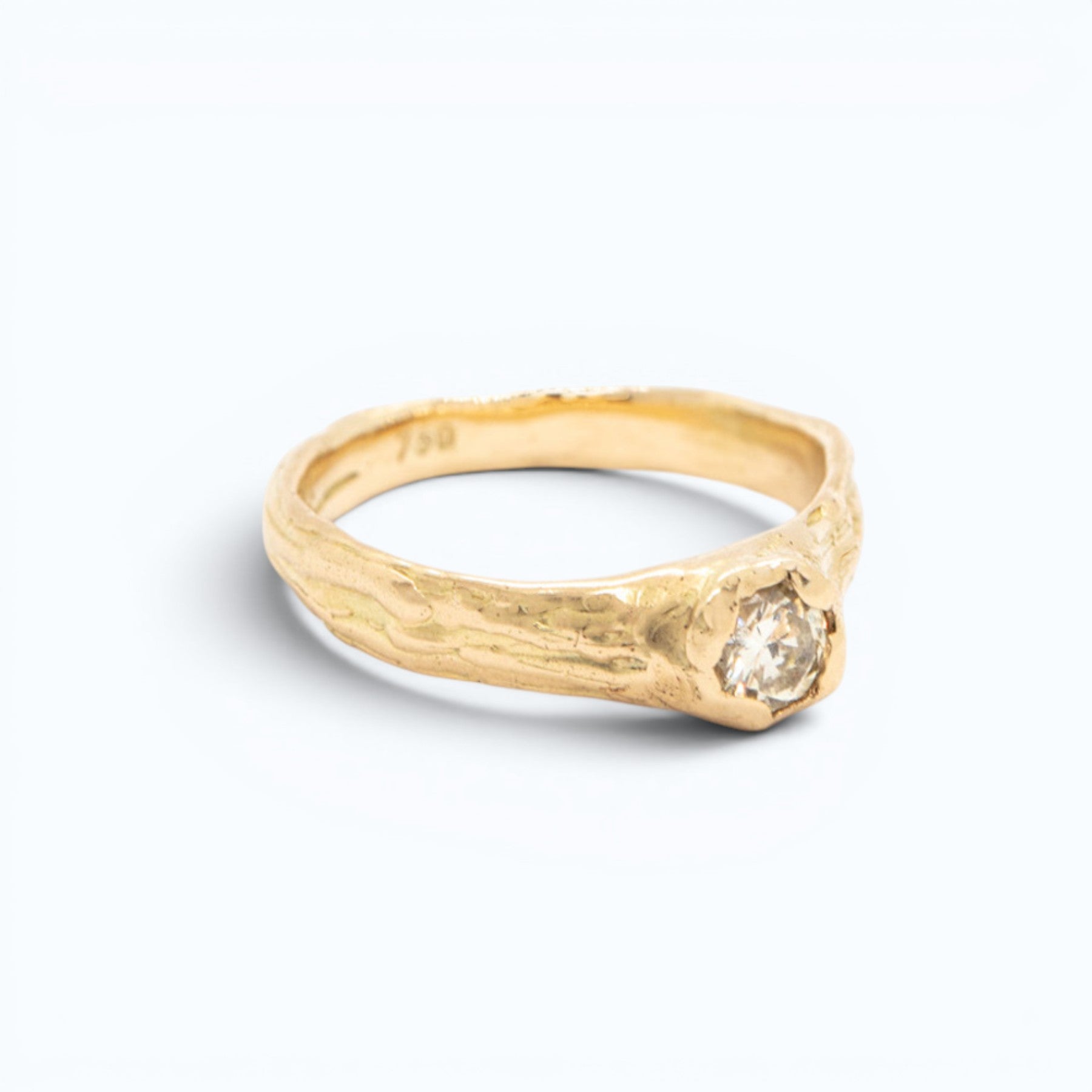 verve engagement ring in 18 ct yellow gold with 0.32 ct light-yellow diamond, product image side view, INNAN Jewellery Berlin