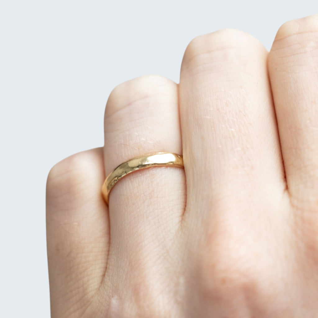 verve wedding ring for him in yellow gold, worn, INNAN Jewellery Berlin