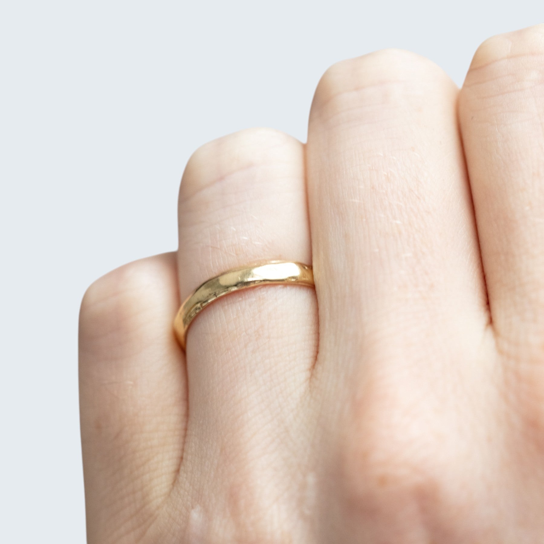 verve wedding ring for him in yellow gold, worn, INNAN Jewellery Berlin
