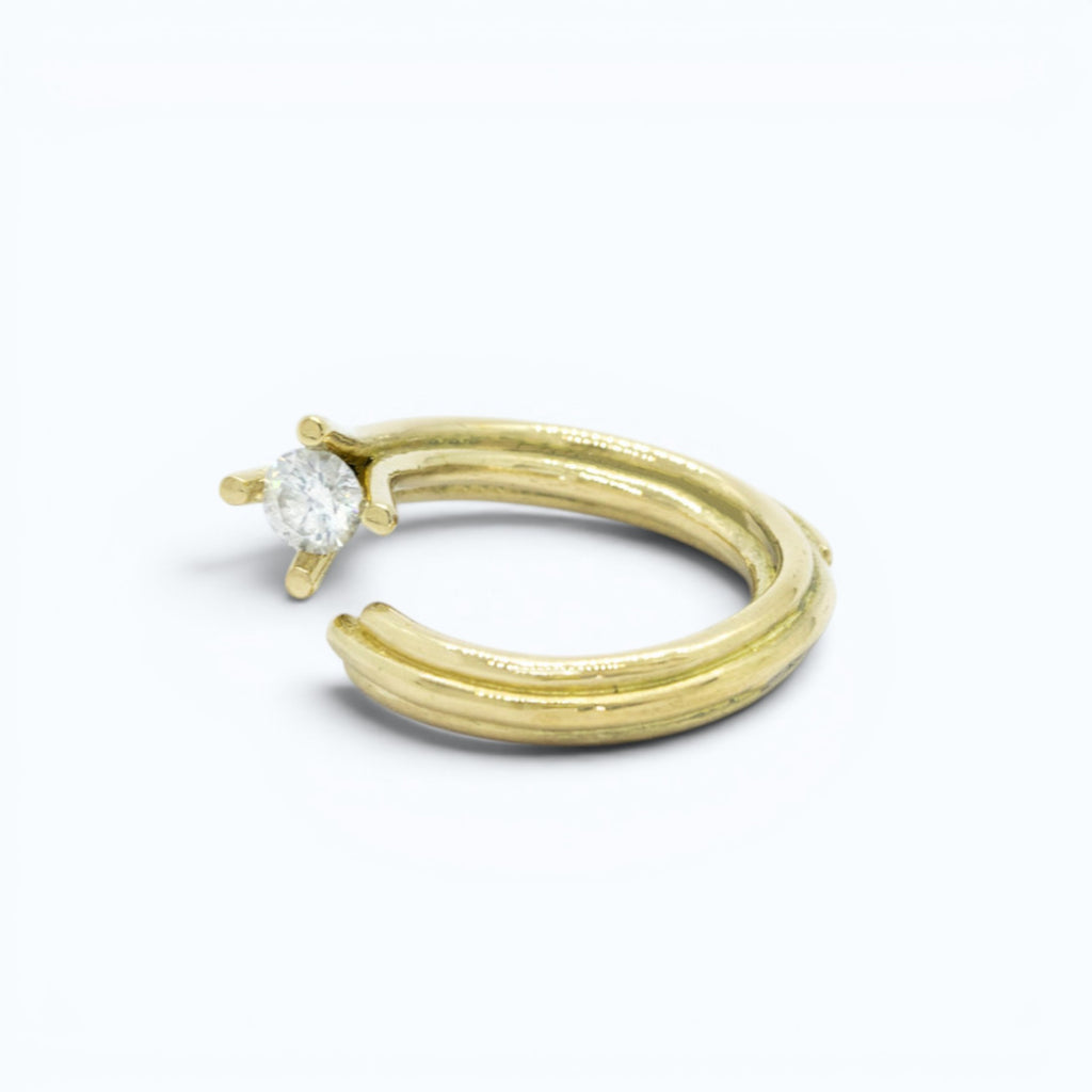 vortex ring in 18 ct yellow gld with 0.43 ct opalescent white diamond, product image front view, INNAN Jewellery Berlin