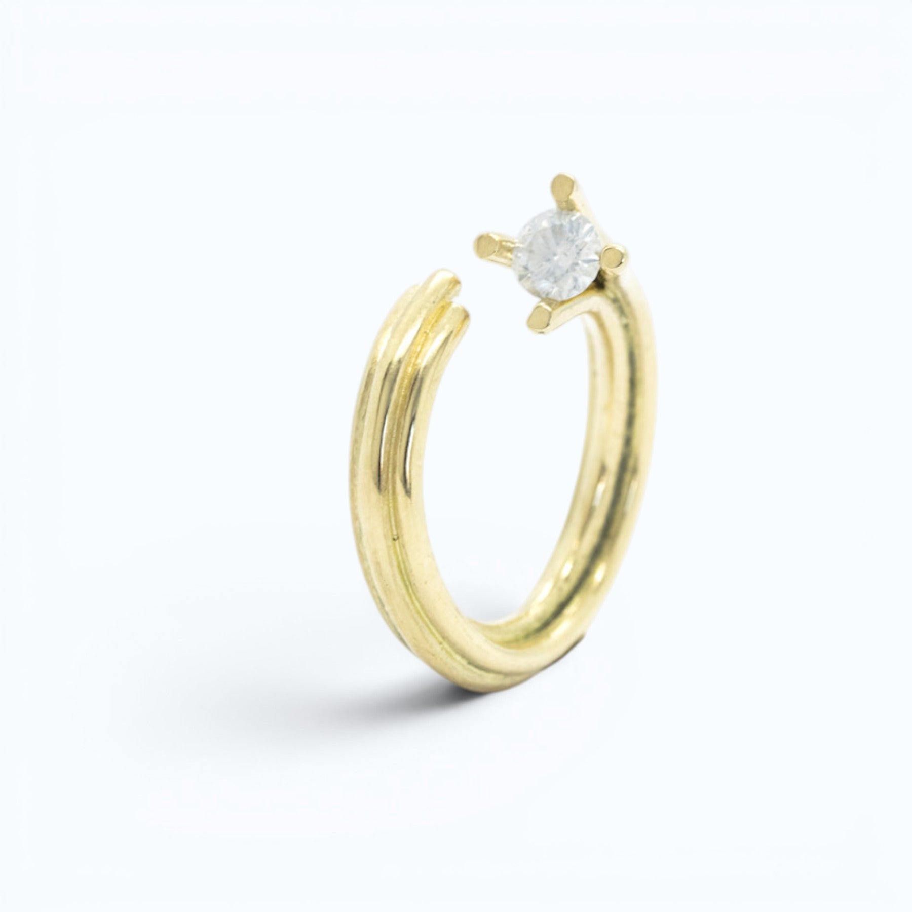 vortex ring in 18 ct yellow gld with 0.43 ct opalescent white diamond, product image side view, INNAN Jewellery Berlin