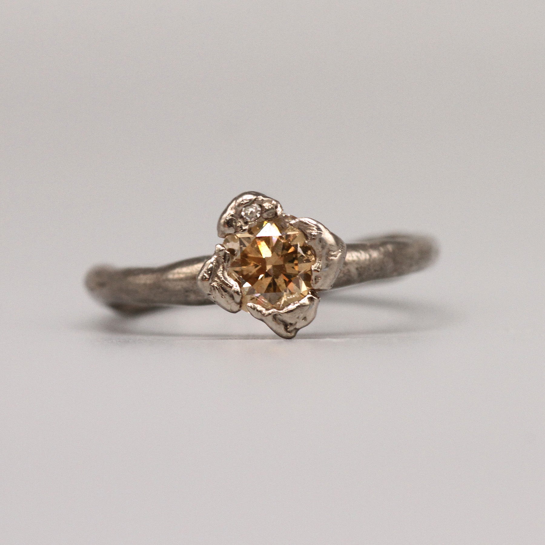 anish engagement ring white gold-0,71ct champagne diamond and white diamond detail innan jewellery atelier berlin