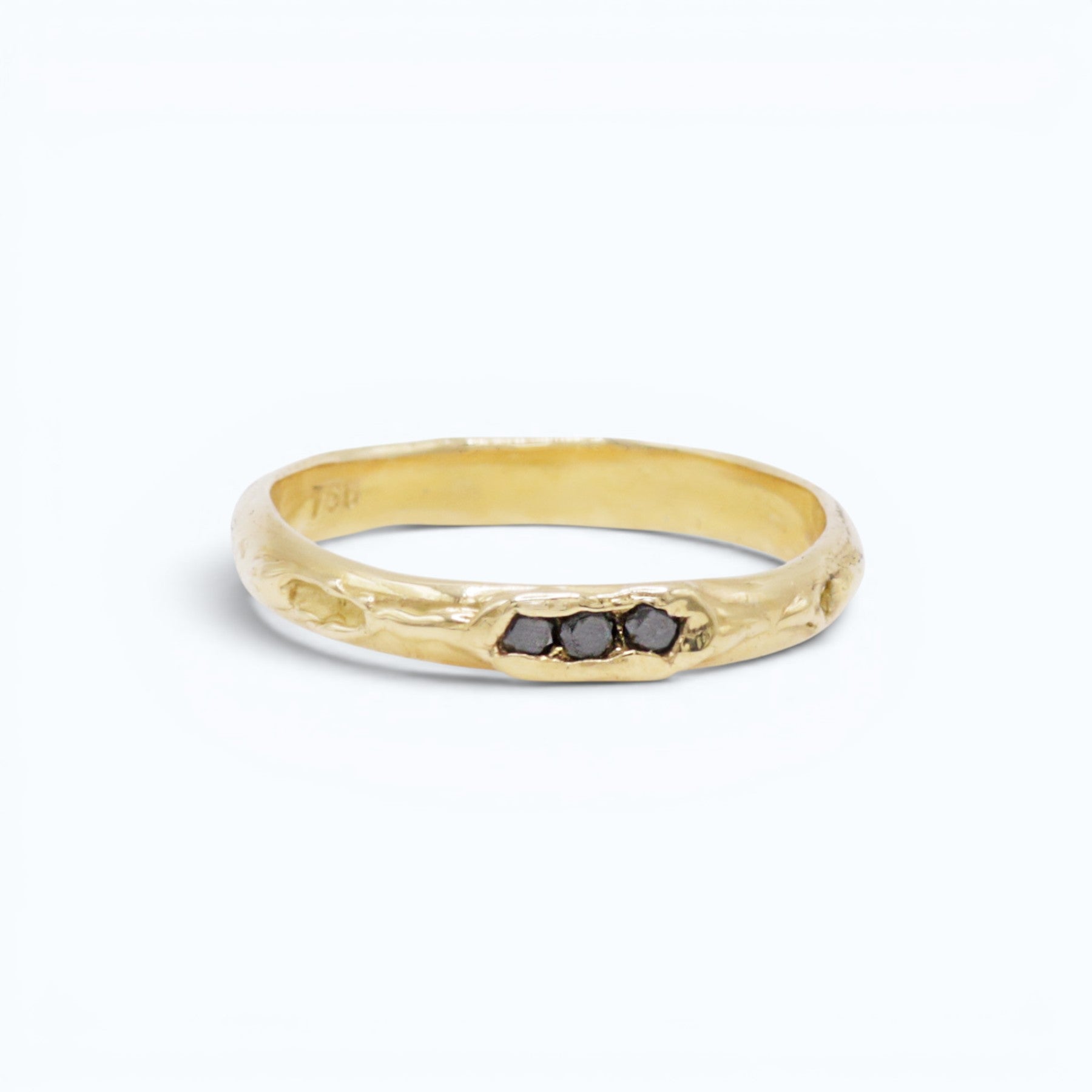 antre wedding ring for her in yellow gold with black diamonds, product image side view, INNAN Jewellery Berlin
