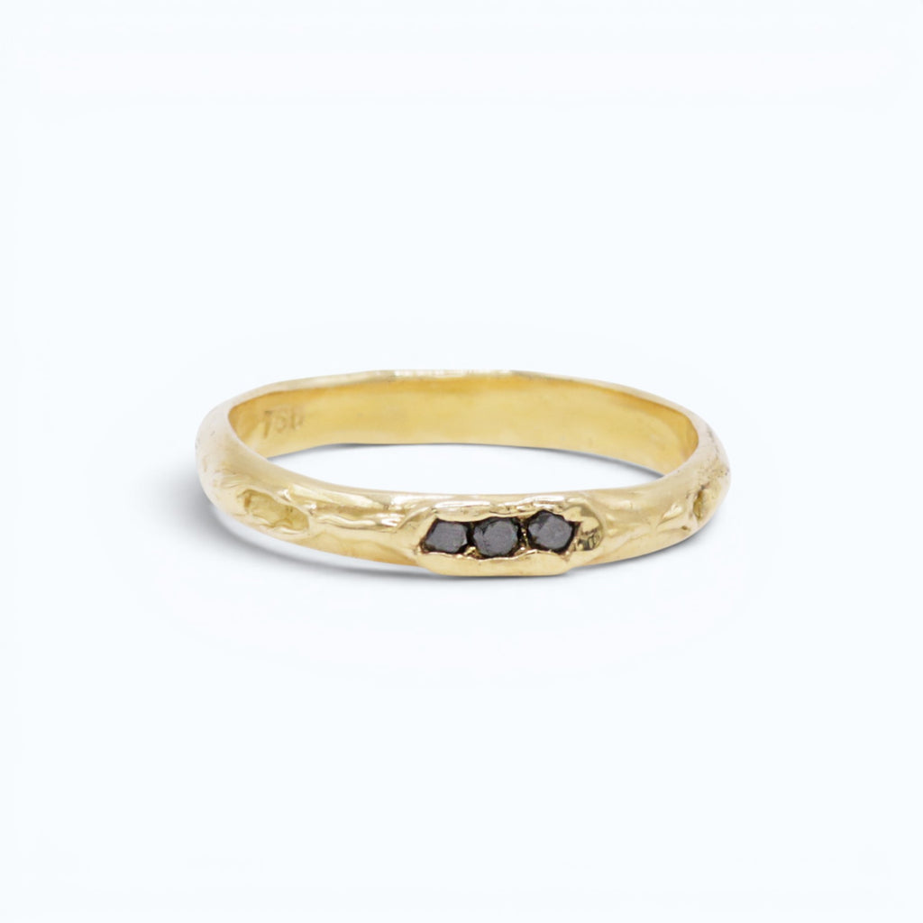 antre wedding ring for her in yellow gold with black diamonds, product image, INNAN Jewellery Berlin