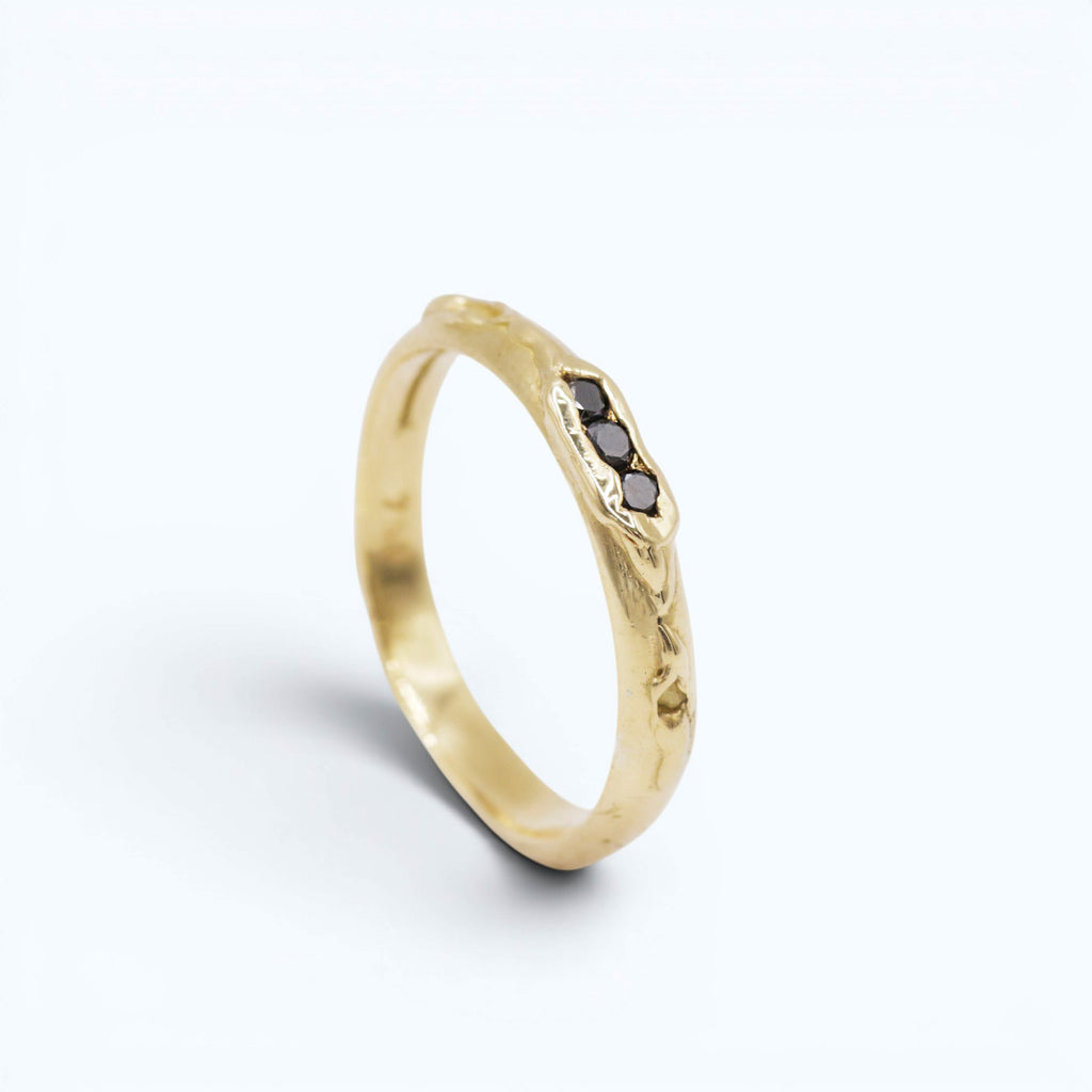 antre wedding ring for her in yellow gold with black diamonds, product image side view, INNAN Jewellery Berlin