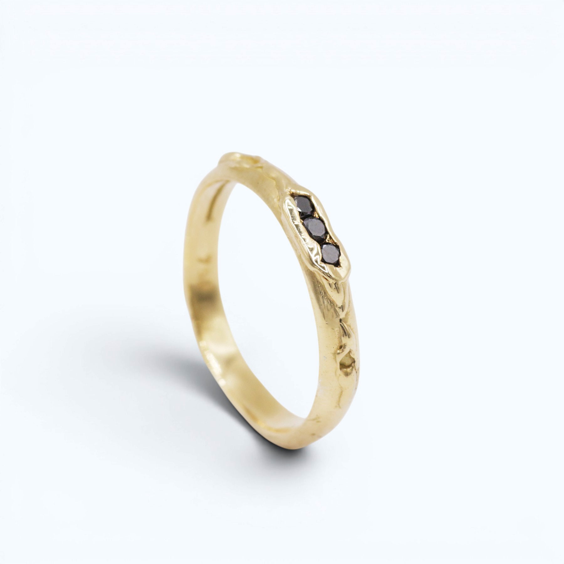 antre wedding ring for her in yellow gold with black diamonds, product image side view, INNAN Jewellery Berlin