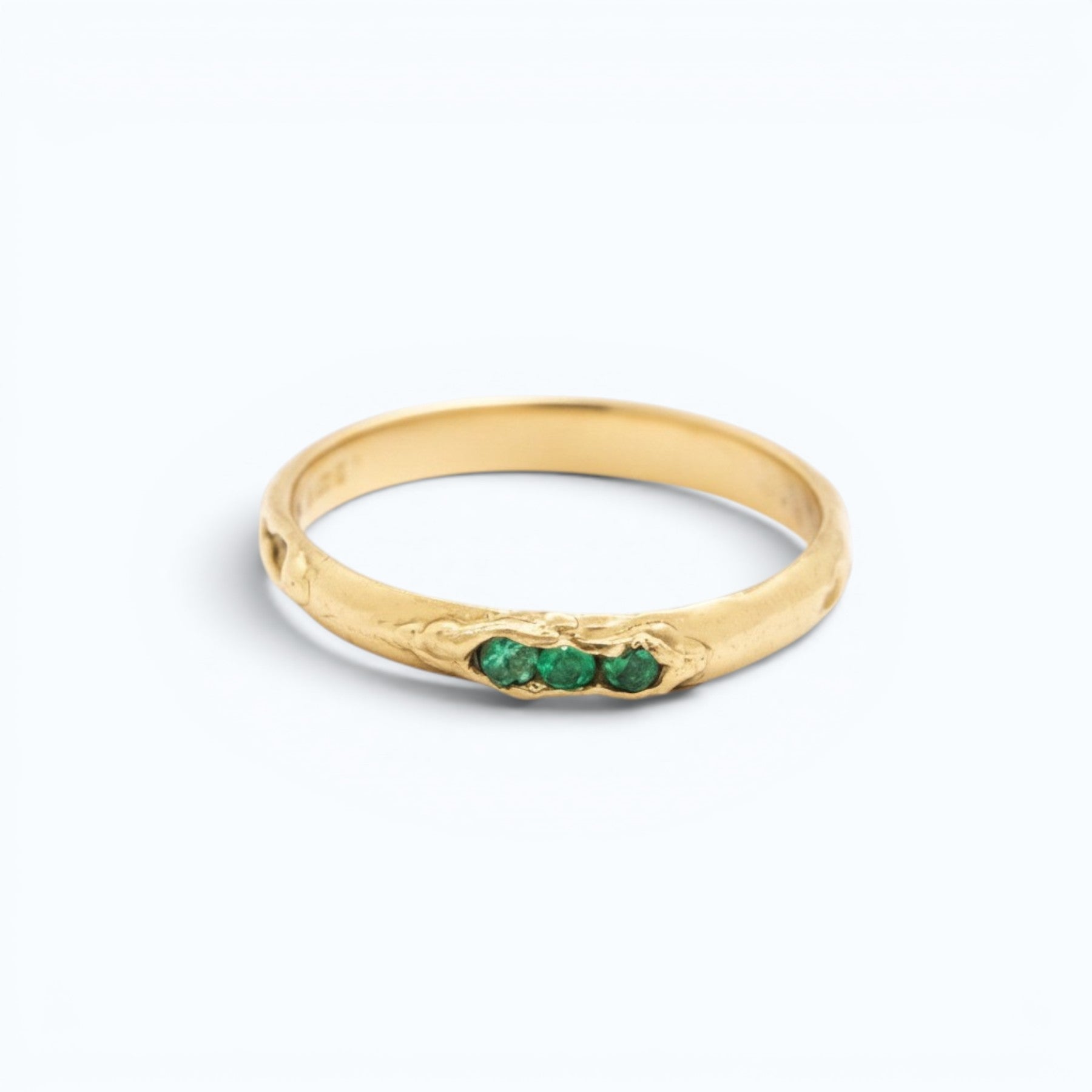 antre wedding ring in 18 ct yellow gold with 3 natural emeralds, product image, INNAN Jewellery Berlin