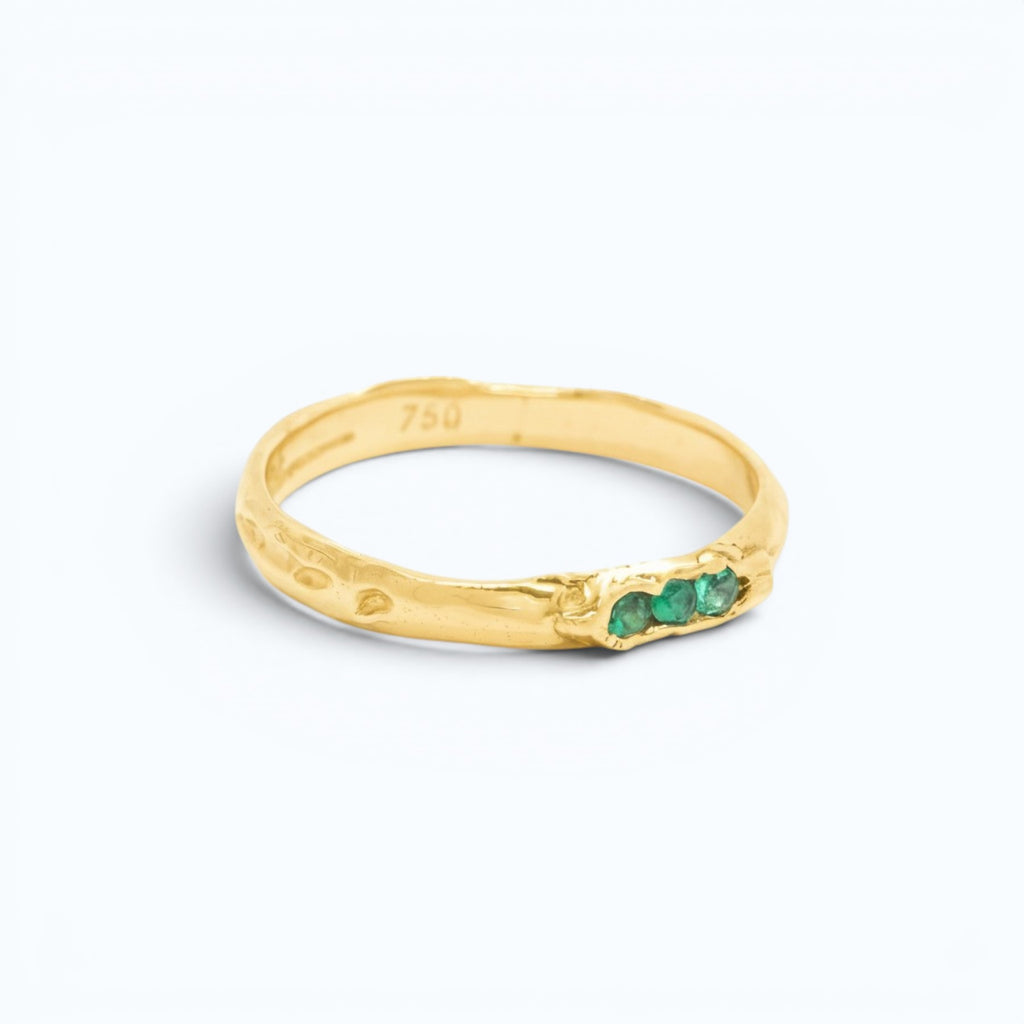 antre wedding ring in 18 ct yellow gold with 3 natural emeralds, product image side view, INNAN Jewellery Berlin