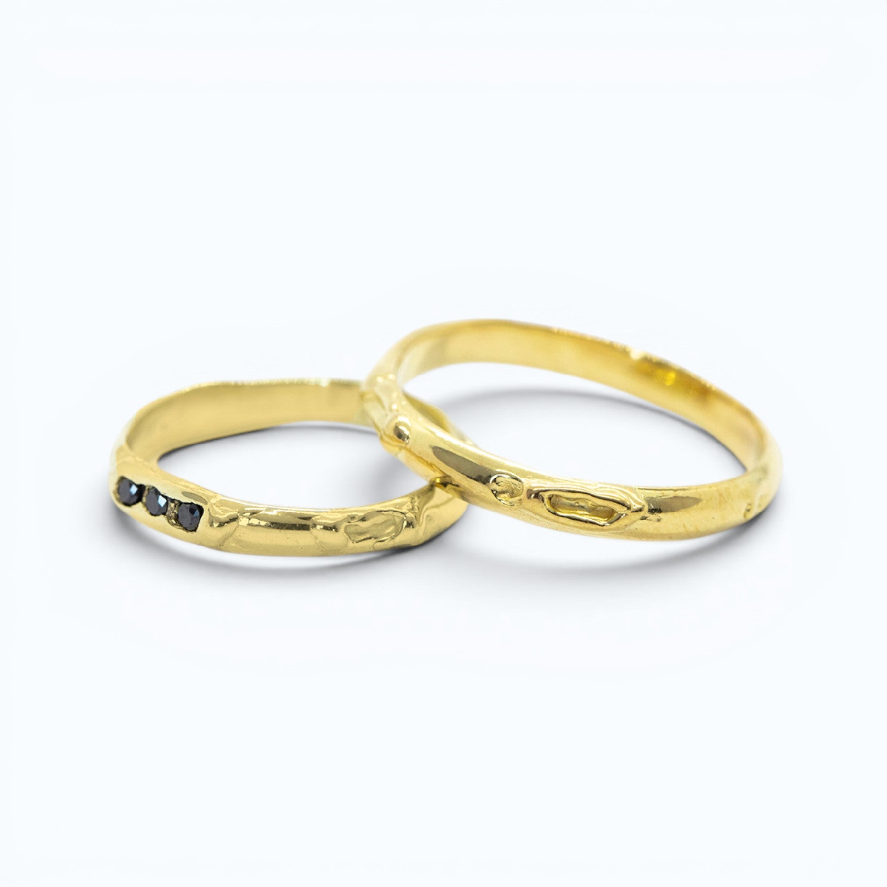 antre wedding ring for her in yellow gold with black diamonds, product image side view, INNAN Jewellery Berlin