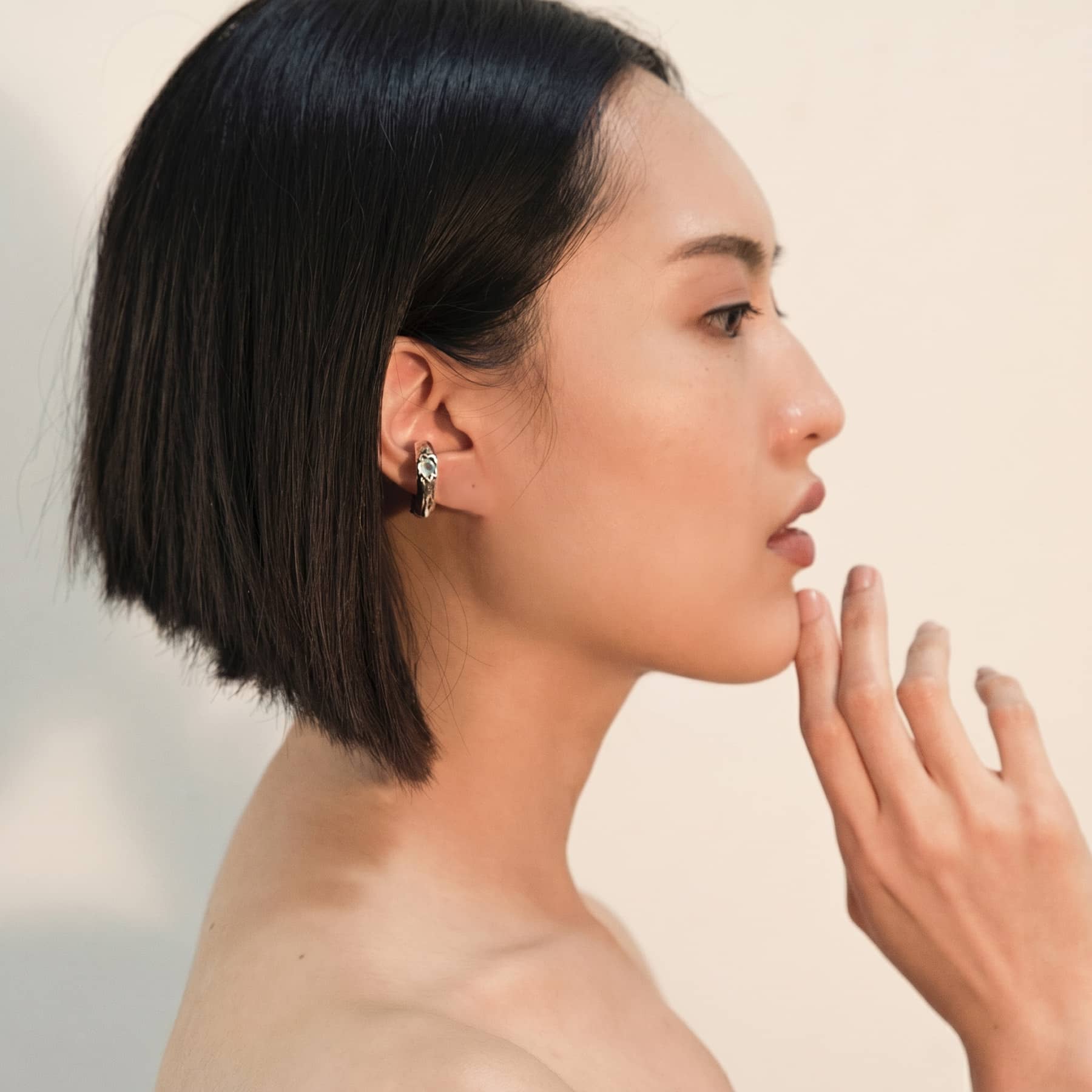 silver Askja ear cuff with blue chalcedony, product image, INNAN Jewellery Berlin