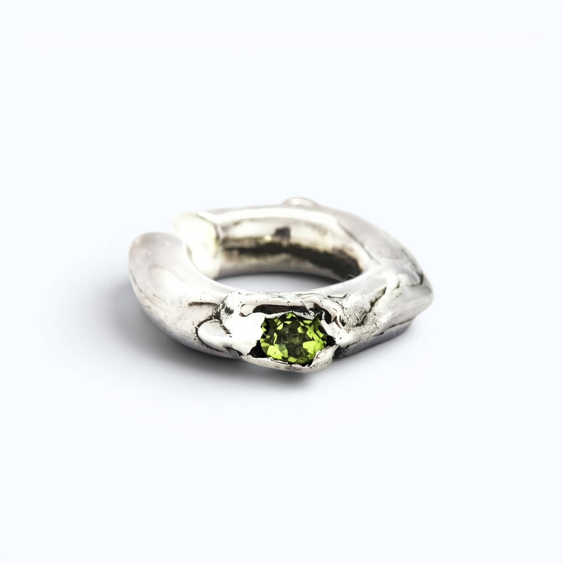 silver askja green ear cuff with peridot, product image, INNAN Jewellery Berlin