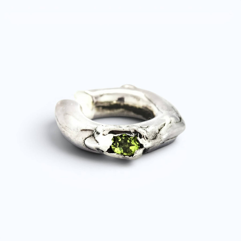 silver askja green ear cuff with peridot, product image, INNAN Jewellery Berlin