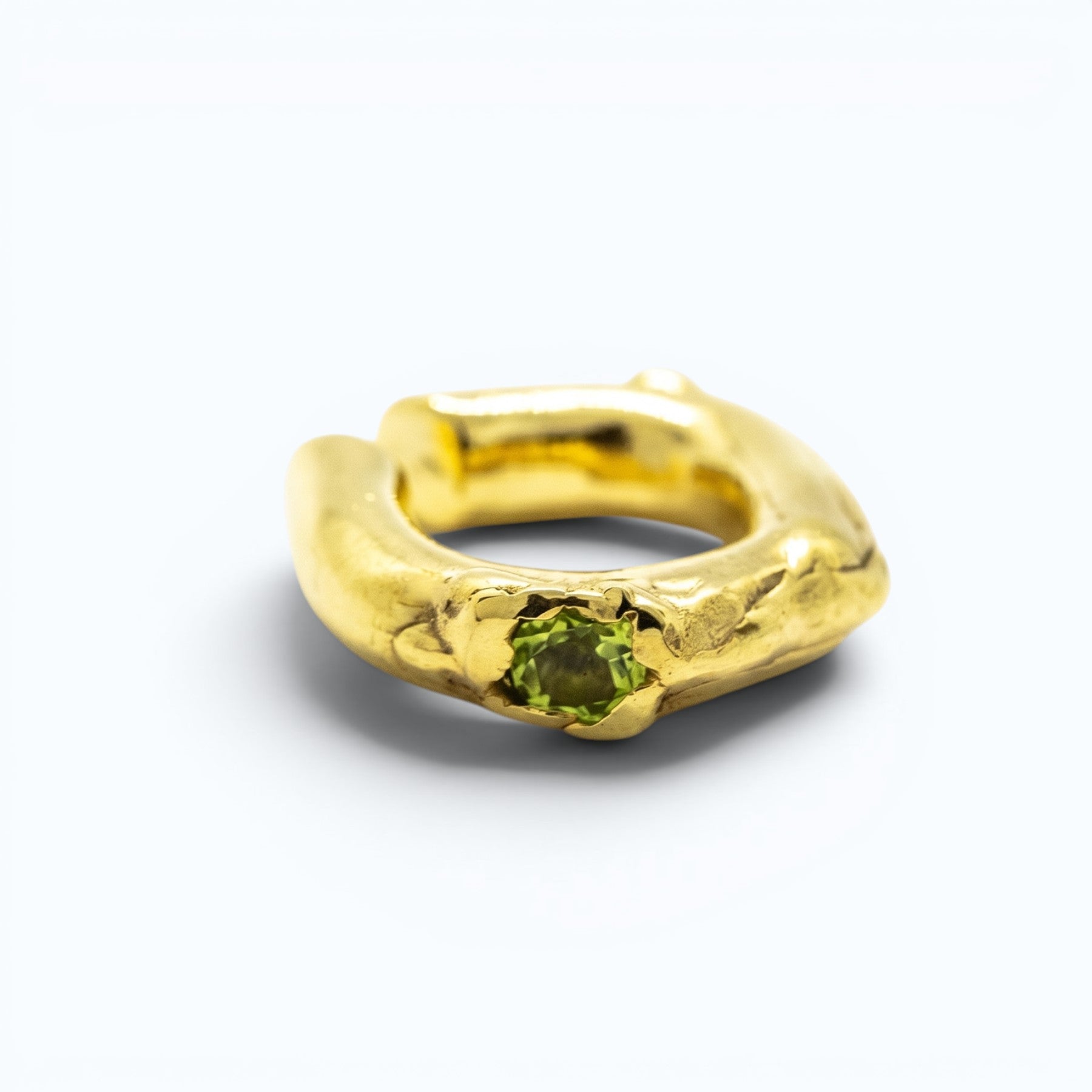 silver askja green ear cuff with peridot, product image, INNAN Jewellery Berlin