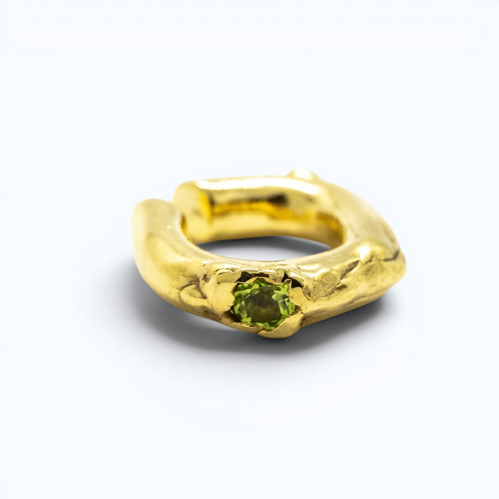 goldpated silver askja green gold ear cuff with green peridot, product image, INNAN Jewellery Berlin