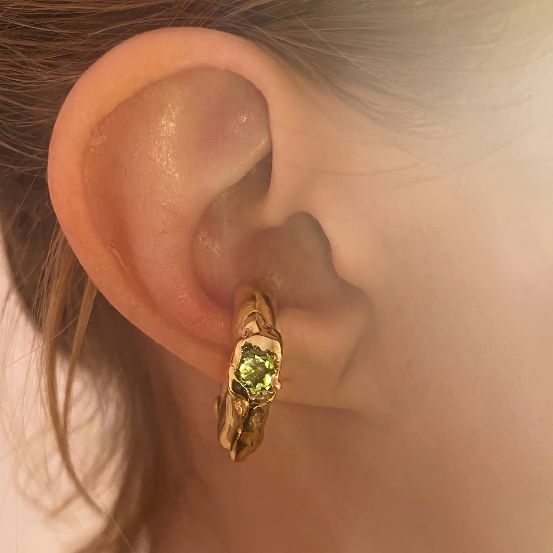 silver askja green ear cuff with peridot, product image, INNAN Jewellery Berlin